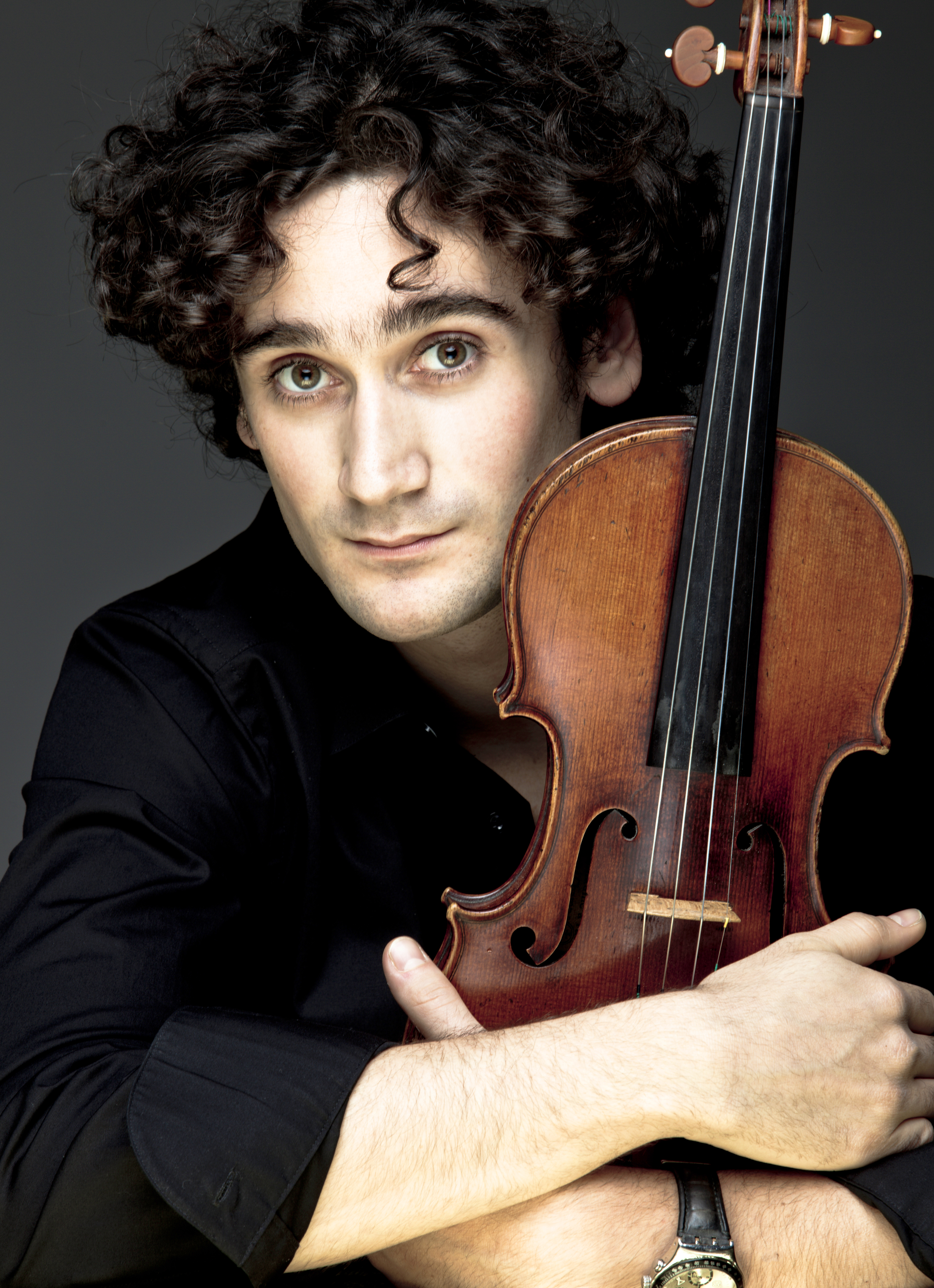 Na zdjęciu młody mężczyzna obejmujący skrzypce - Christian Danowicz