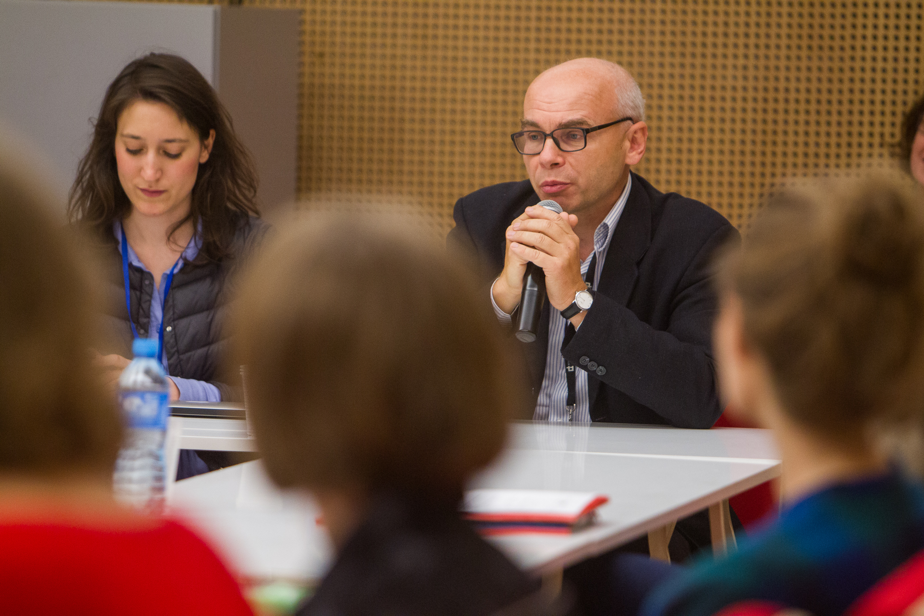 Przy stole konferencyjnym siedzą kobieta i mężczyzna (prof. Dariusz Stola). Prof. Stola trzyma mikrofon, mówi