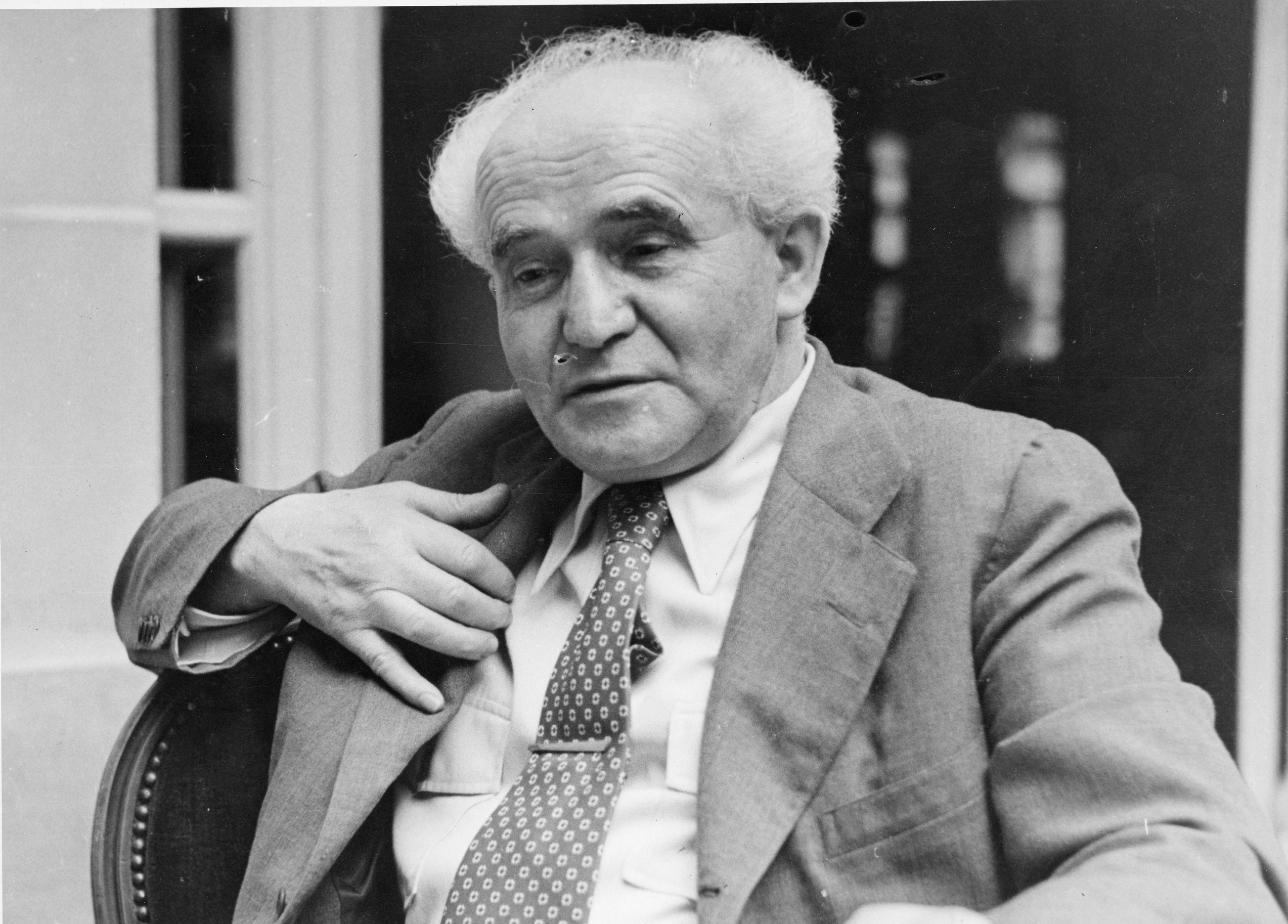 Fotografia mężczyzny, Dawida Ben Guriona, który coś mówi, lekko uśmiechnięty