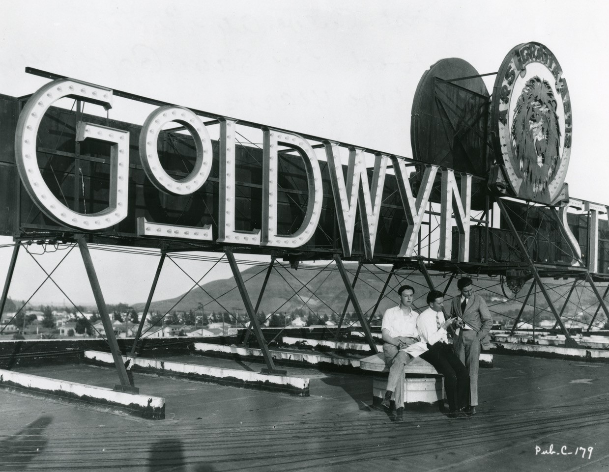 Duże logo/neon wytwórni filmowej Goldwyn