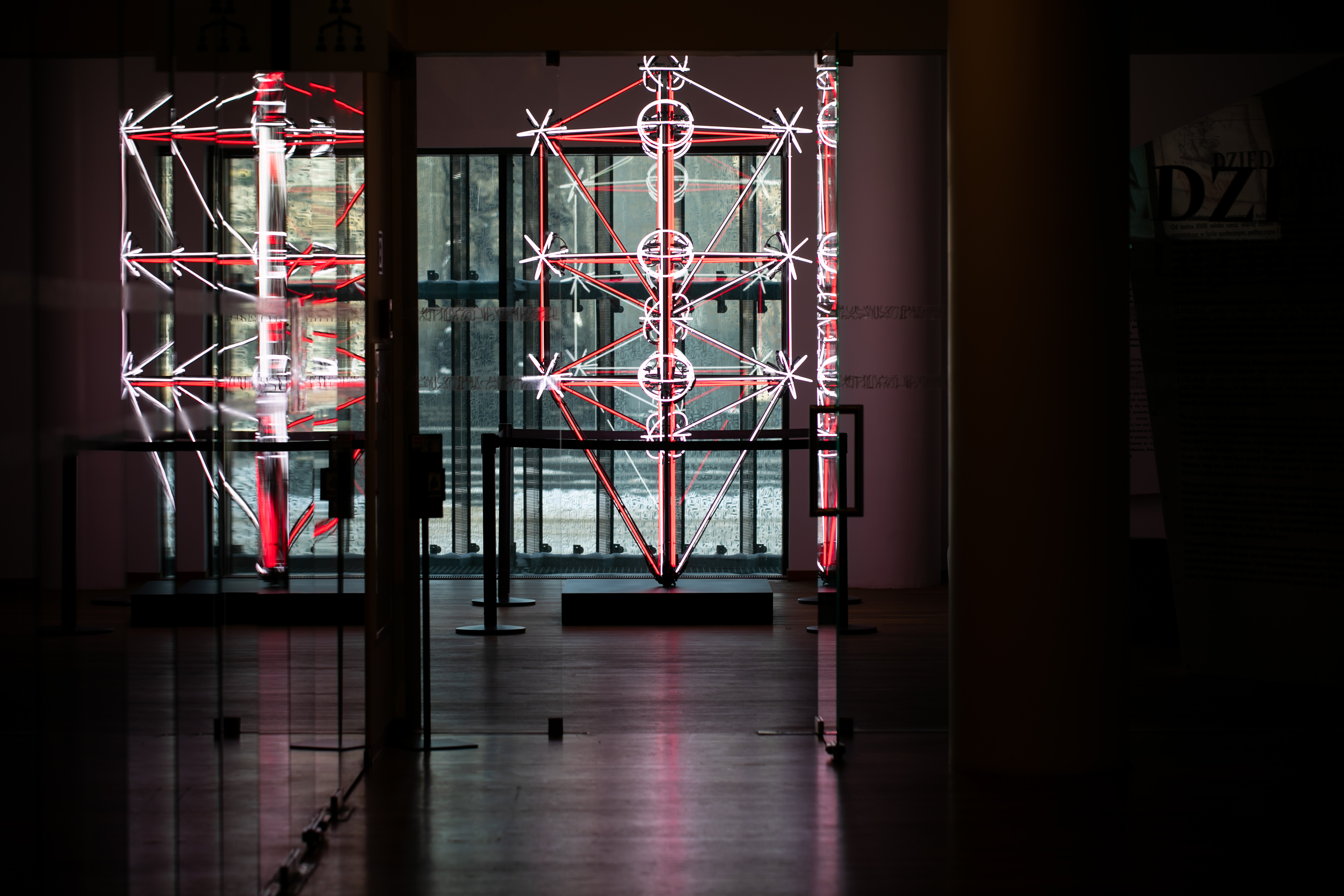 Widok na rzeźbę Huberta Czerepoka - z białych i czerwonych świetlówek spleciona bryła w kształcie kryształu