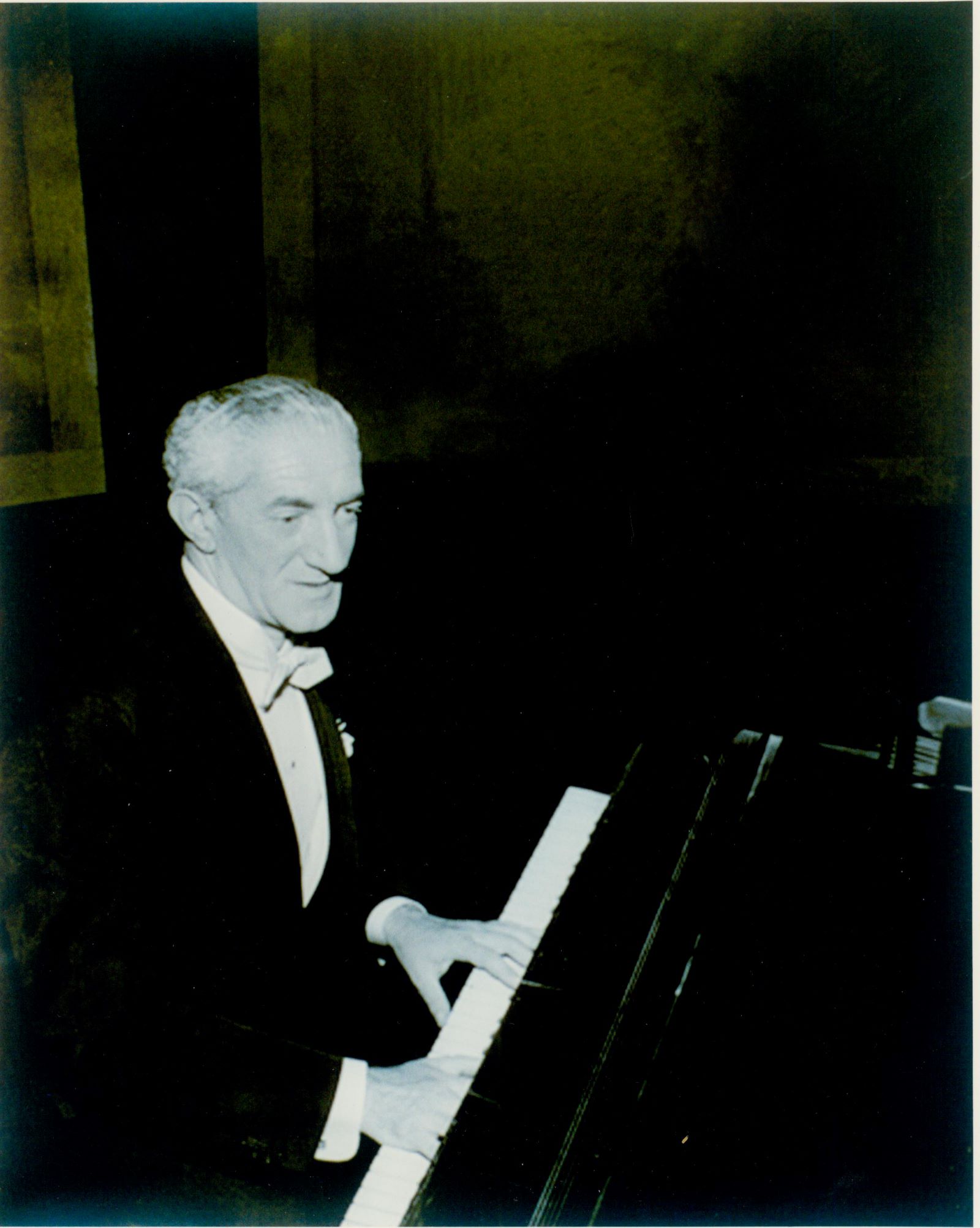 Henryk Wars. Starszy mężczyzna gra na fortepianie.