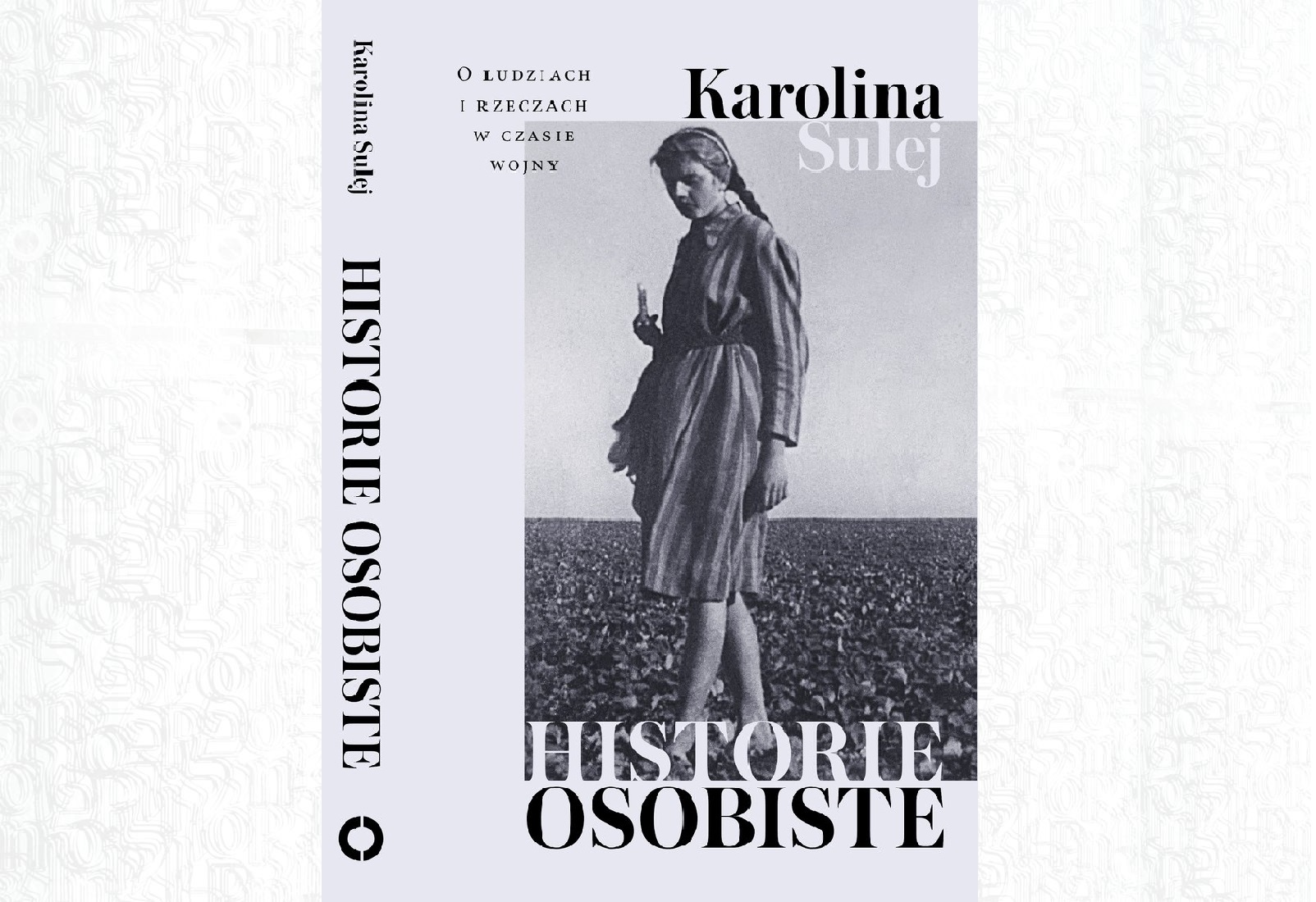 Okładka książki Karoliny Sulej "Historie osobiste". Na czarno-białym zdjęciu kobieta z warkoczem ubrana w sukienkę.