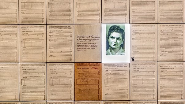 Ściana w galerii „Powojnie” na wystawie stałej Muzeum POLIN, złożona z ceramicznych płytek, naśladujących karty zgłoszeniowe zaginionych.