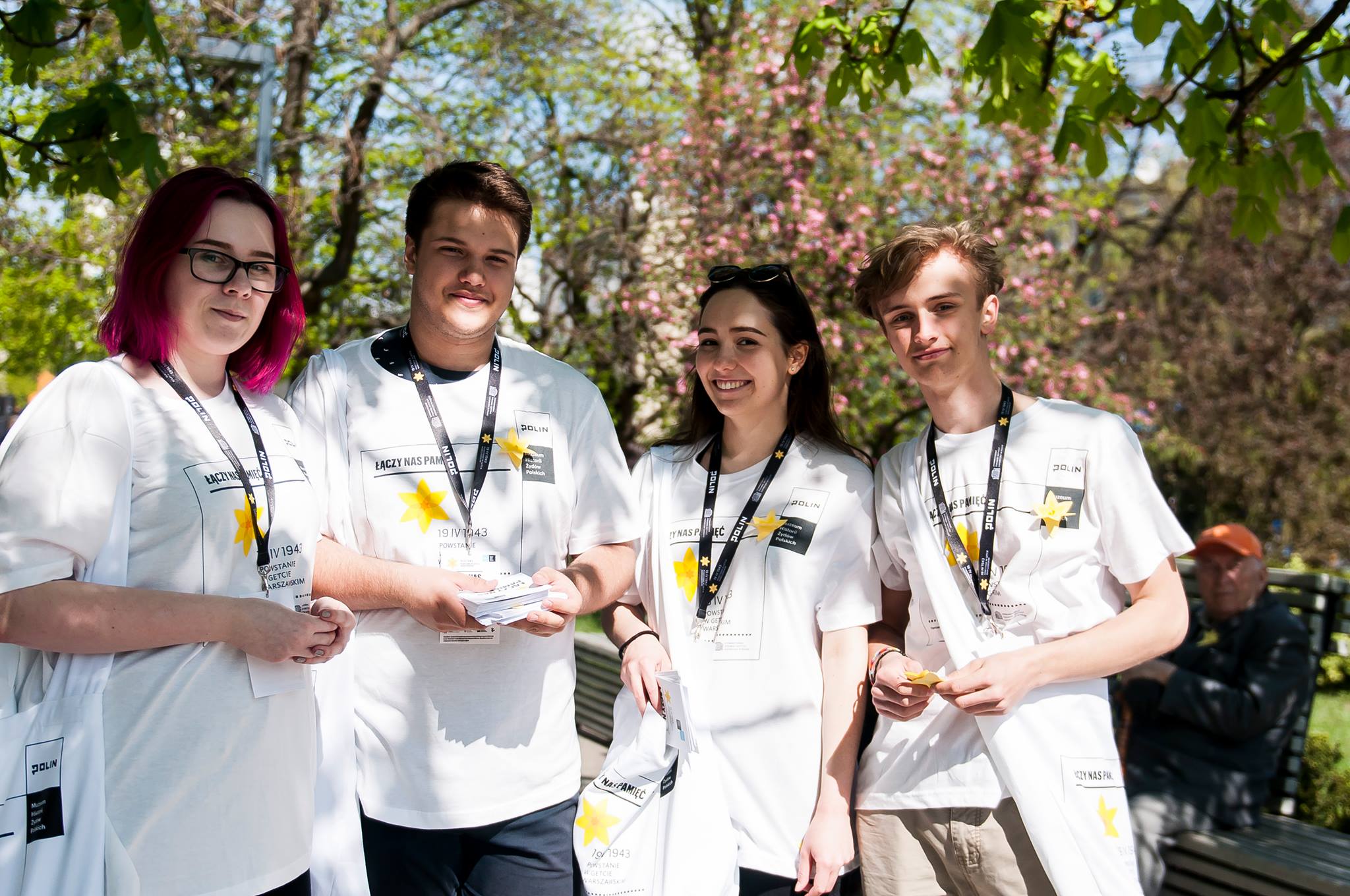 Czworo młodych wolontariuszy akcji Żonkile w koszulkach z logotypem akcji.