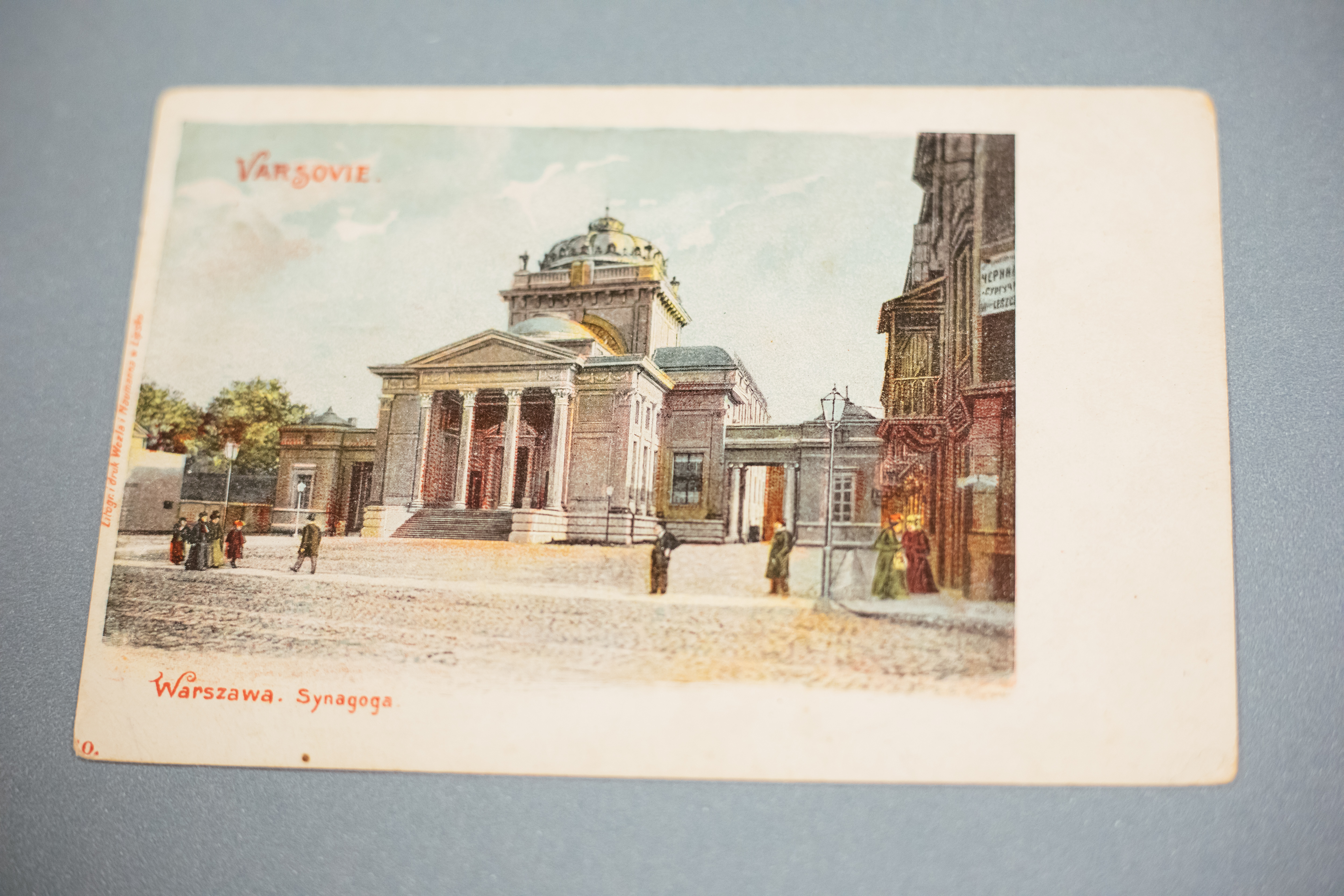 Pocztówka przedstawia Wielką Synagogę na Tłomackiem w Warszawie.