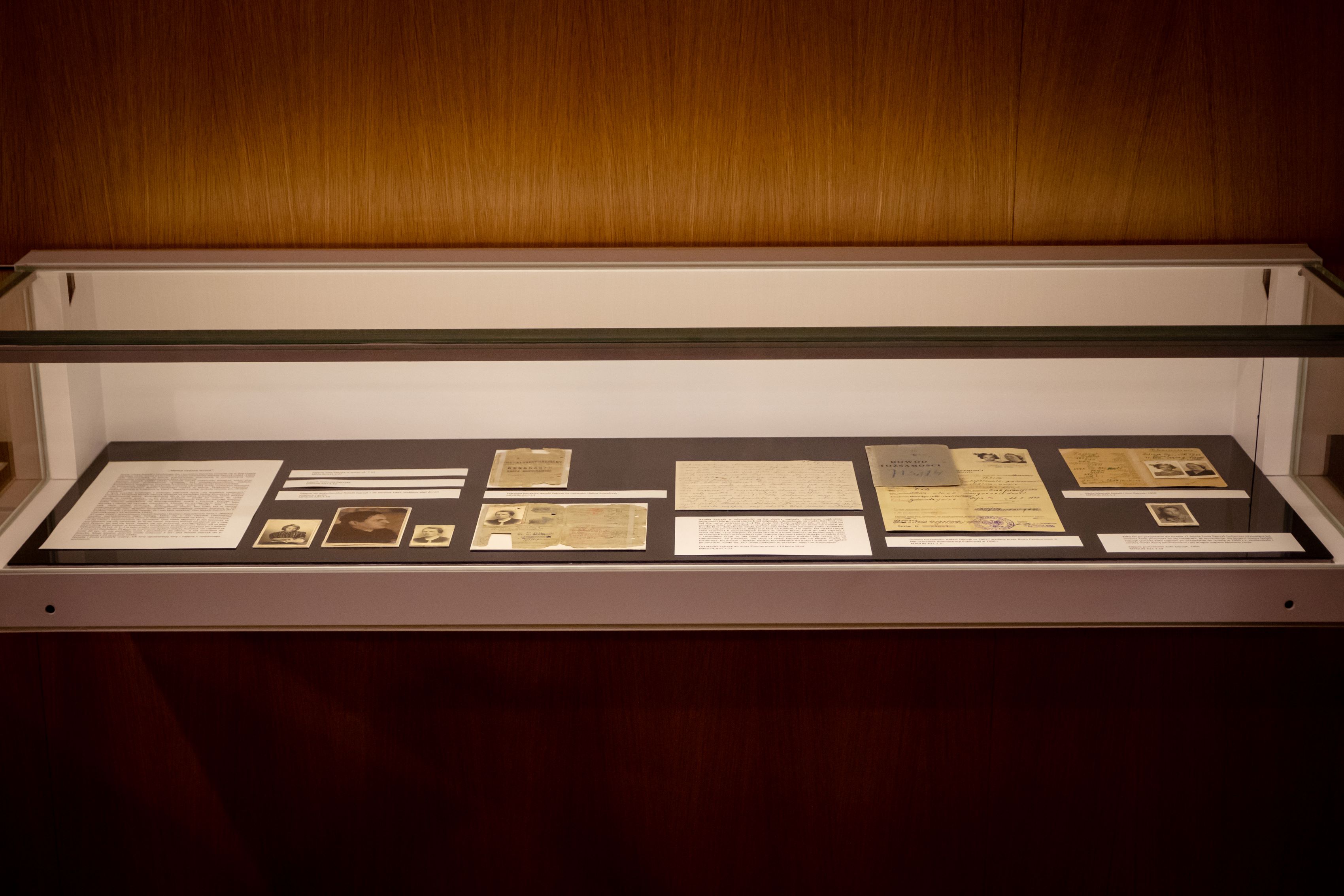 Gablota z pamiątkami rodzinnymi Zajczyków w Centrum Informacji Historycznej Muzeum POLIN.