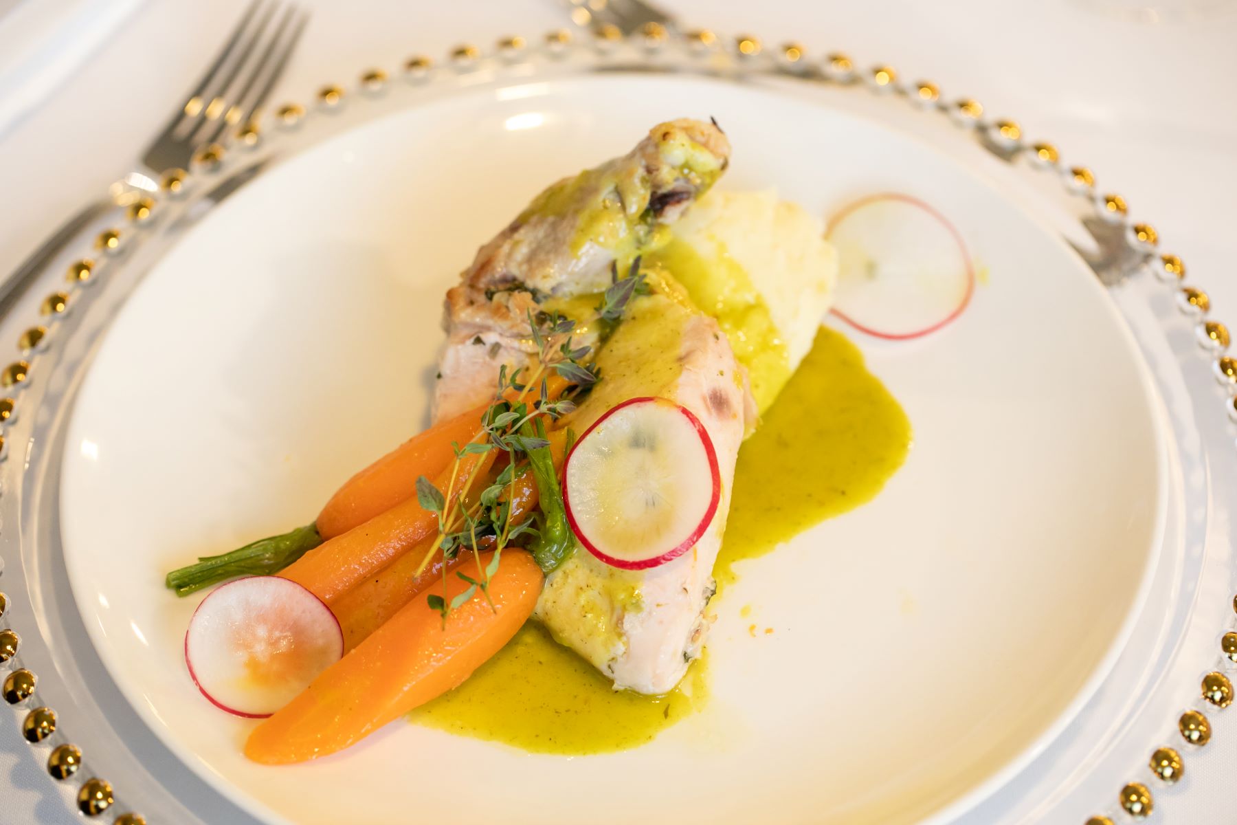 Ryba na talerzu podawana podczas kolacji szabatowej w restauracji "Warsze"
