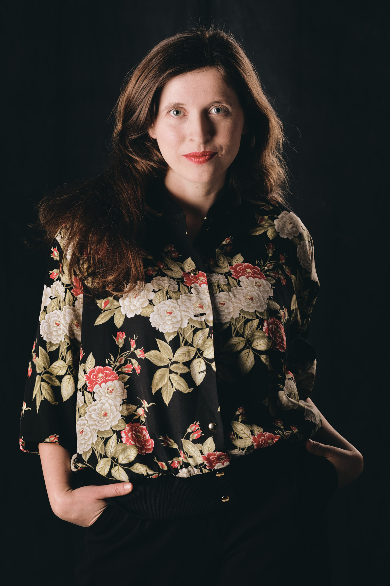 Zdjęcie portretowe Natalii Mętrak-Rudej - brunetki w kwiecistej koszuli.