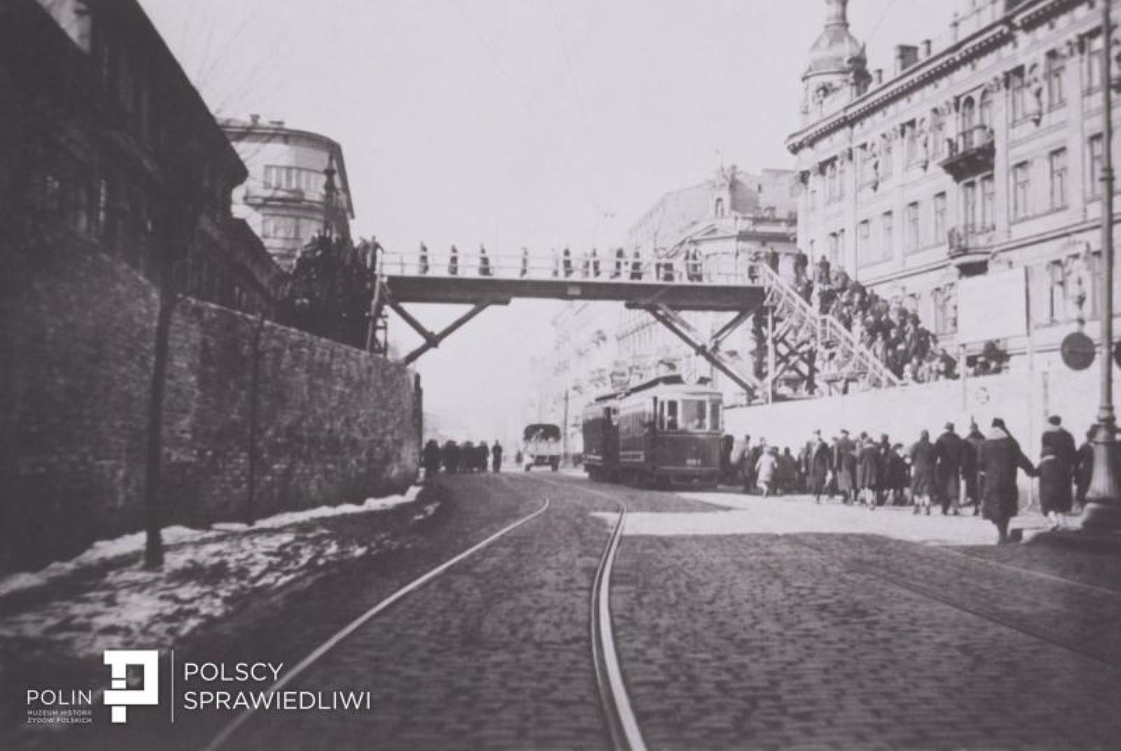 Most nad ul. Chłodną w getcie warszawskim