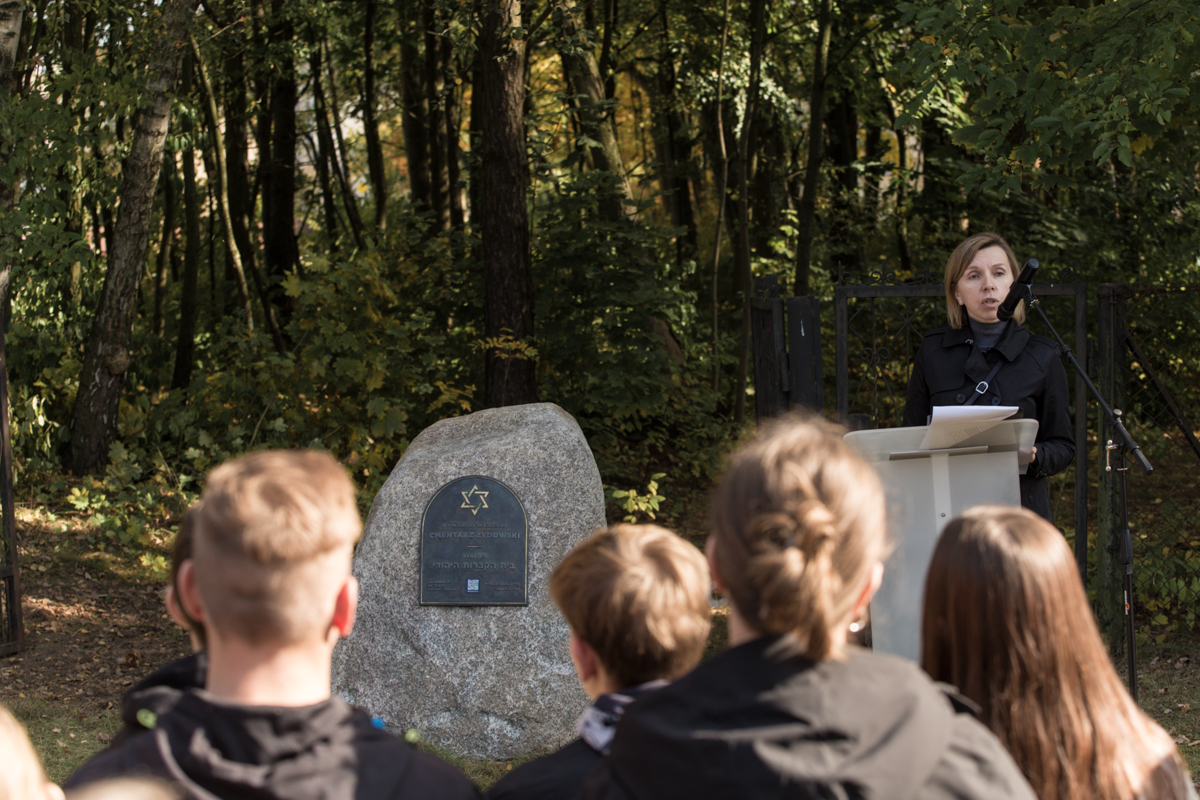 Jolanta Gumula, zastępca dyrektora Muzeum POLIN, przemawia podczas ceremonii odsłonięcia tablicy upamiętniającej cmentarz żydowski w Broku.