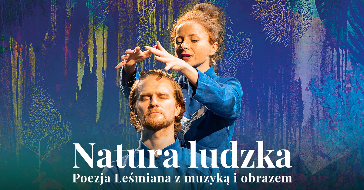 Kadr ze spektaklu "Natura ludzka" - kobieta trzyma dłonie nad głową mężczyzny. Pod spodem napis "Natura ludzka". Poezja Leśmiana z muzyką i obrazem.