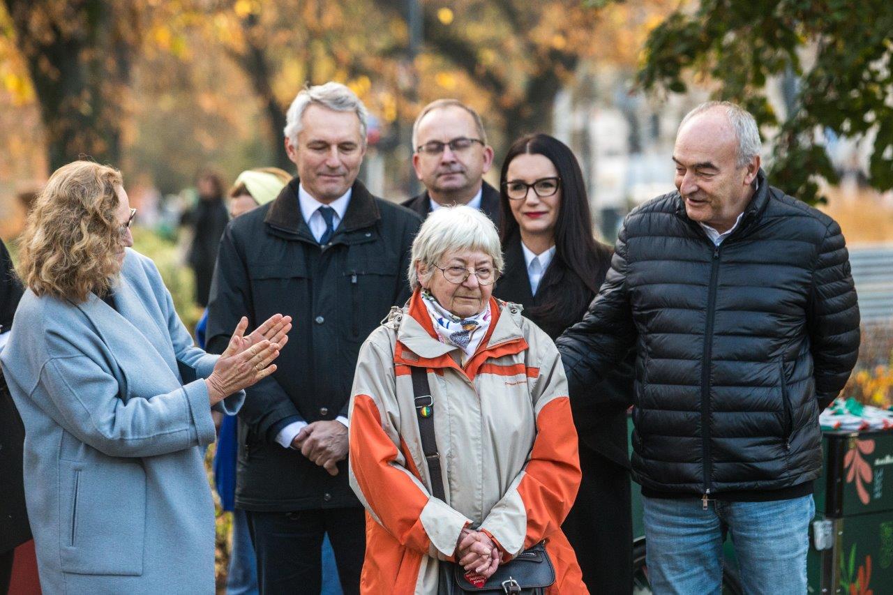 Janina Zgrzembska, Zygmunt Stępiński i przedstawiciele Ambasady Królestwa Niderlandów na placu przy Muzeum POLIN.