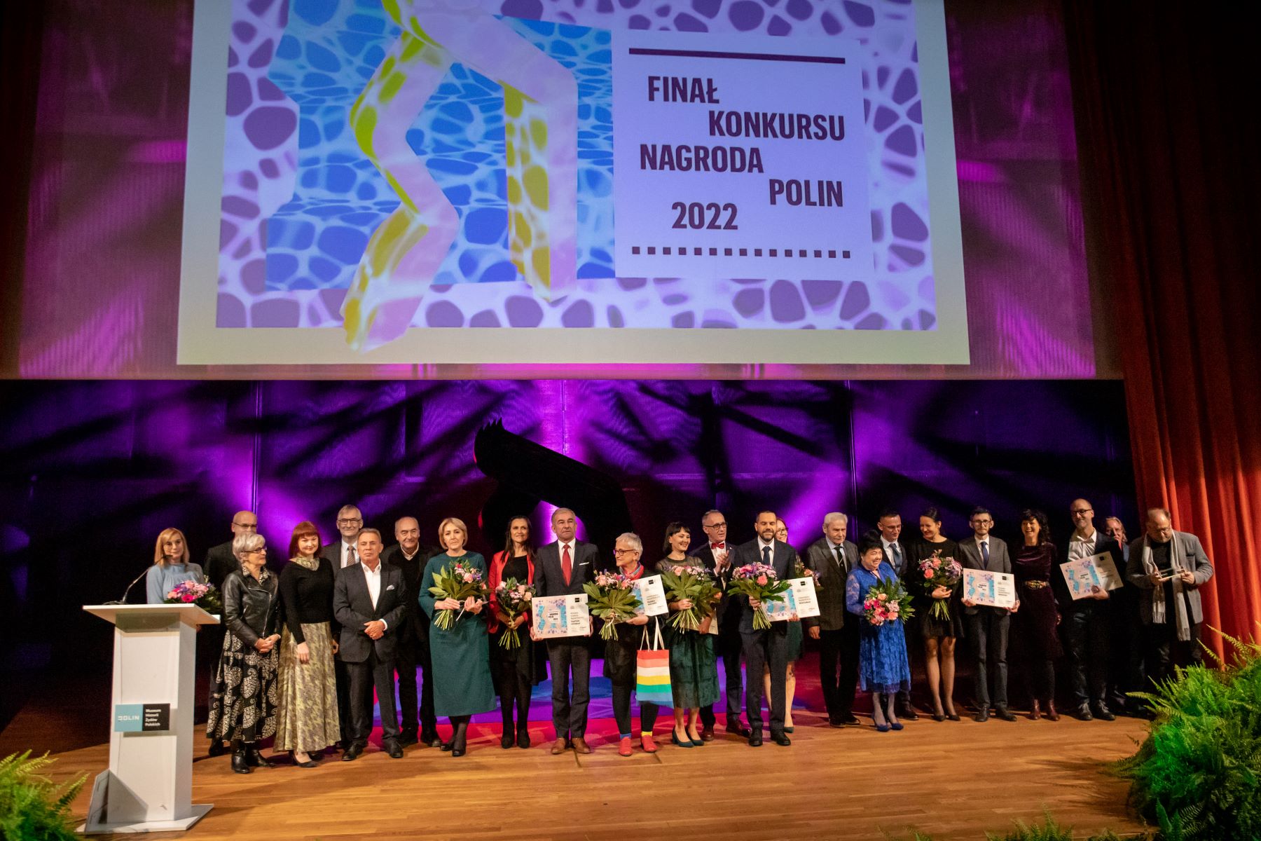 Wszyscy finaliści, laureatka i wyróżnieni w konkursie Nagroda POLIN 2022 stoją na scenie w Audytorium Muzeum POLIN.