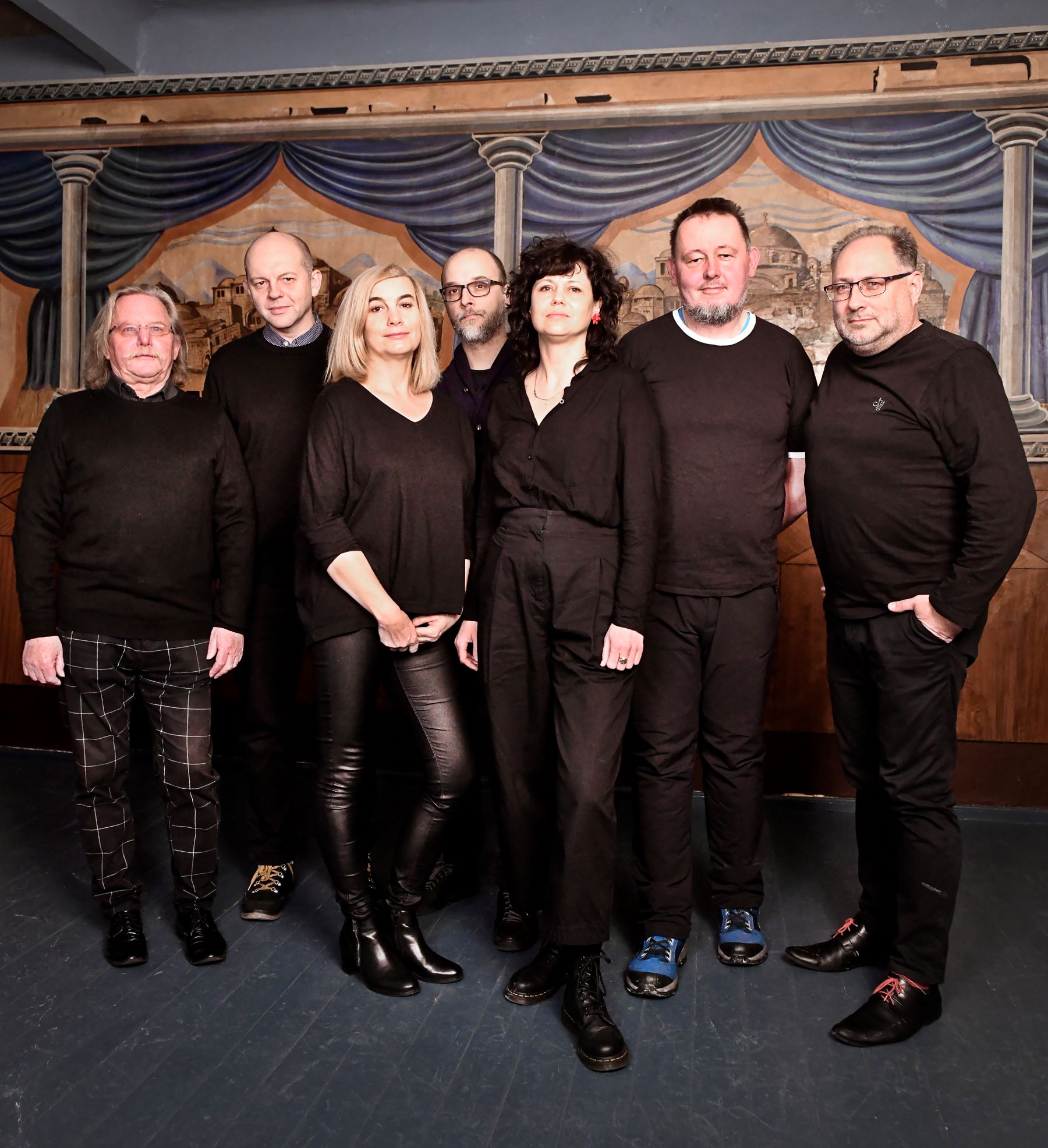 Członkowie Fundacji Brama Cukermana - wszyscy ubrani na czarno.
