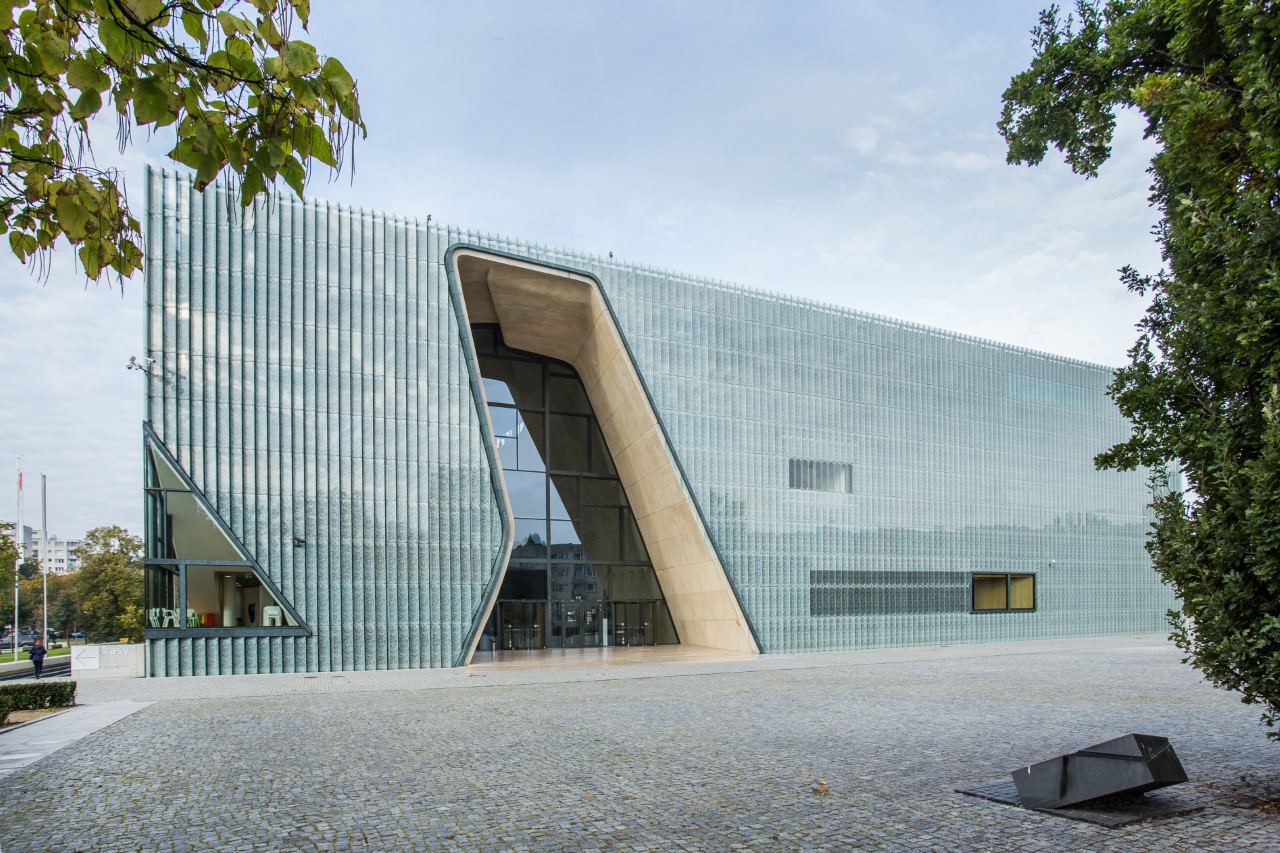 Budynek Muzeum POLIN wykonany ze stali i szkła.