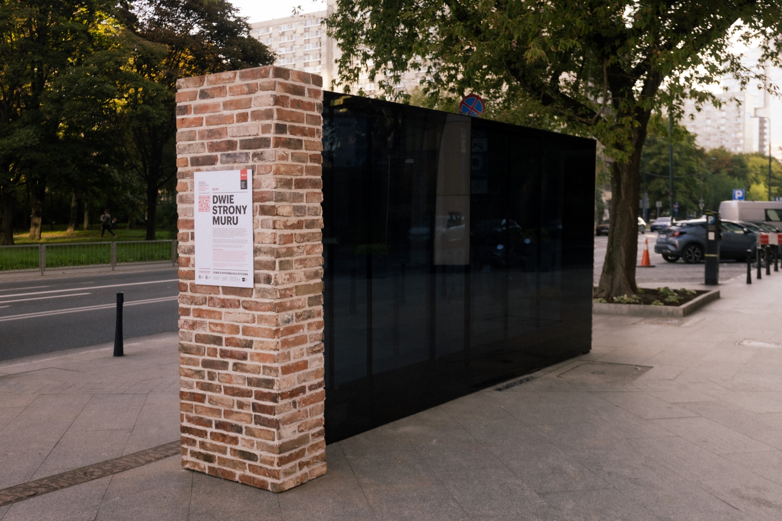 Instalacja dwie strony muru u zbiegu ulic Grzybowskiej i Żelaznej w Warszawie.