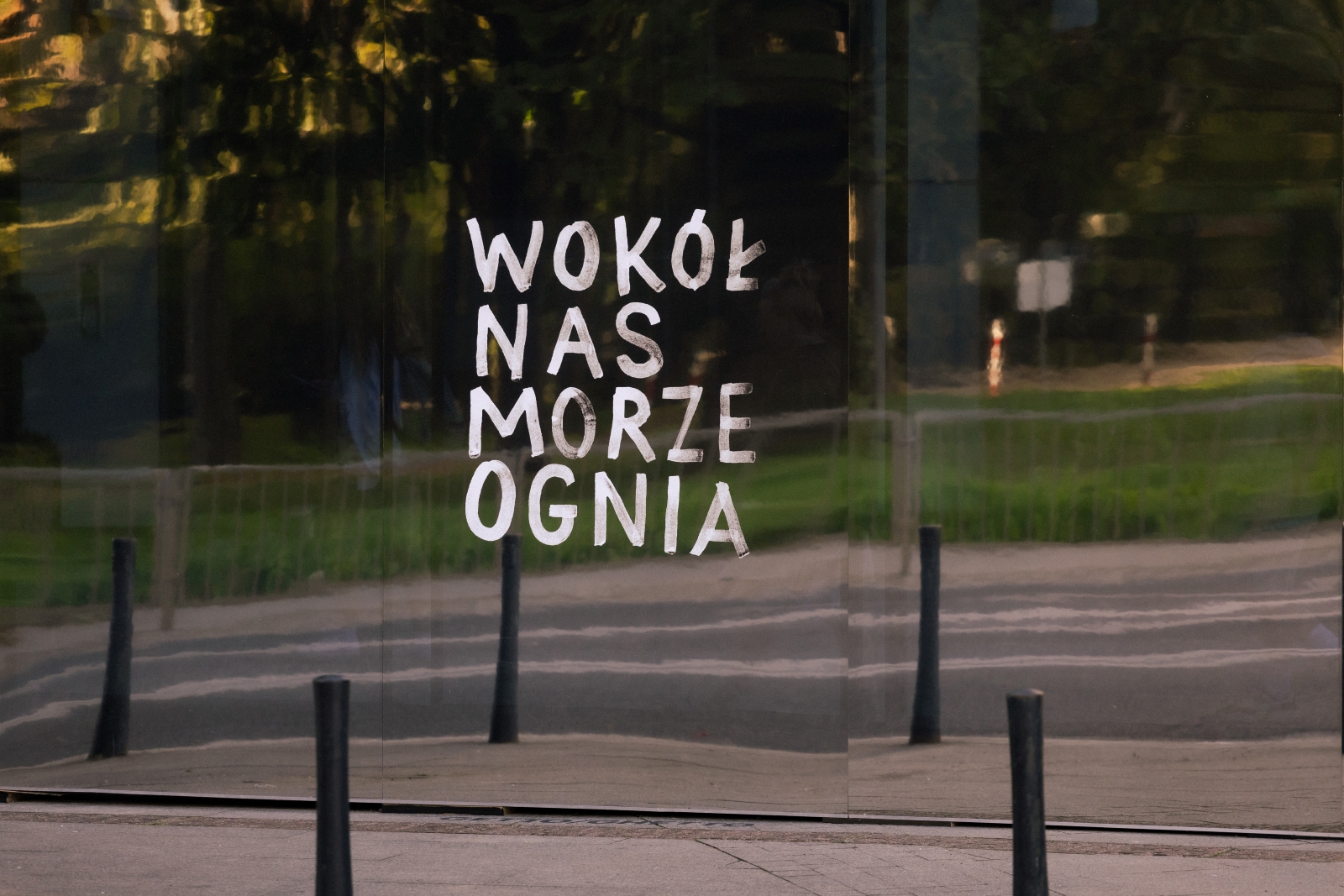 Na lustrze - fragmencie instalacji "Dwie strony muru" - napis "Wokół nas morze ognia".