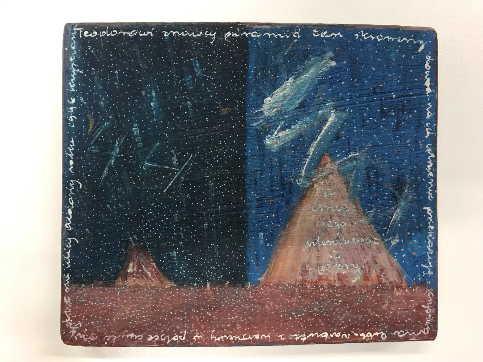 Praca Krystiany Robb-Narbutt podzielona na dwie części - po lewej pagórek na granatowym tle, po prawej góra na jaśniejszym tle.