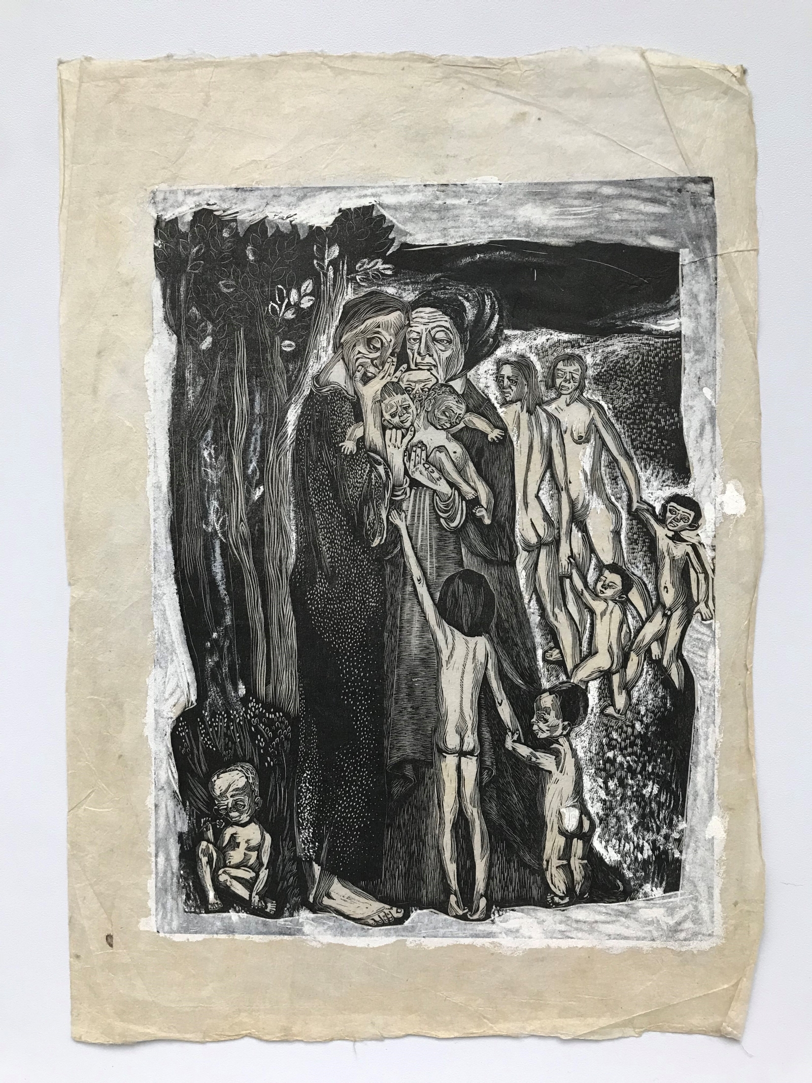 Praca Olgi Siemaszko - na czarnym tle, przy drzewie stoją wychudzone postacie starców, dorosłych i dzieci.
