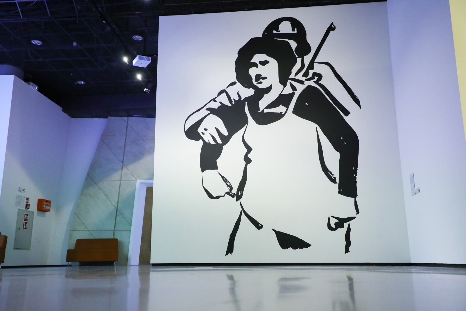 Mural Wilhelma Sasnala na ścianie w przestrzeni wystawy stałej Muzeum POLIN, tzw. G9. Praca przedstawia kobietę prowadzoną przez gestapowca.