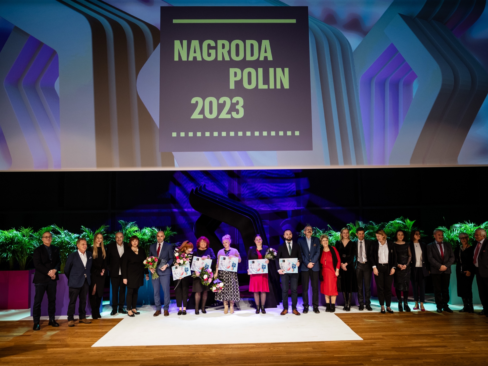 Wszyscy finaliści Nagrody POLIN 2023 na scenie w Audytorium.