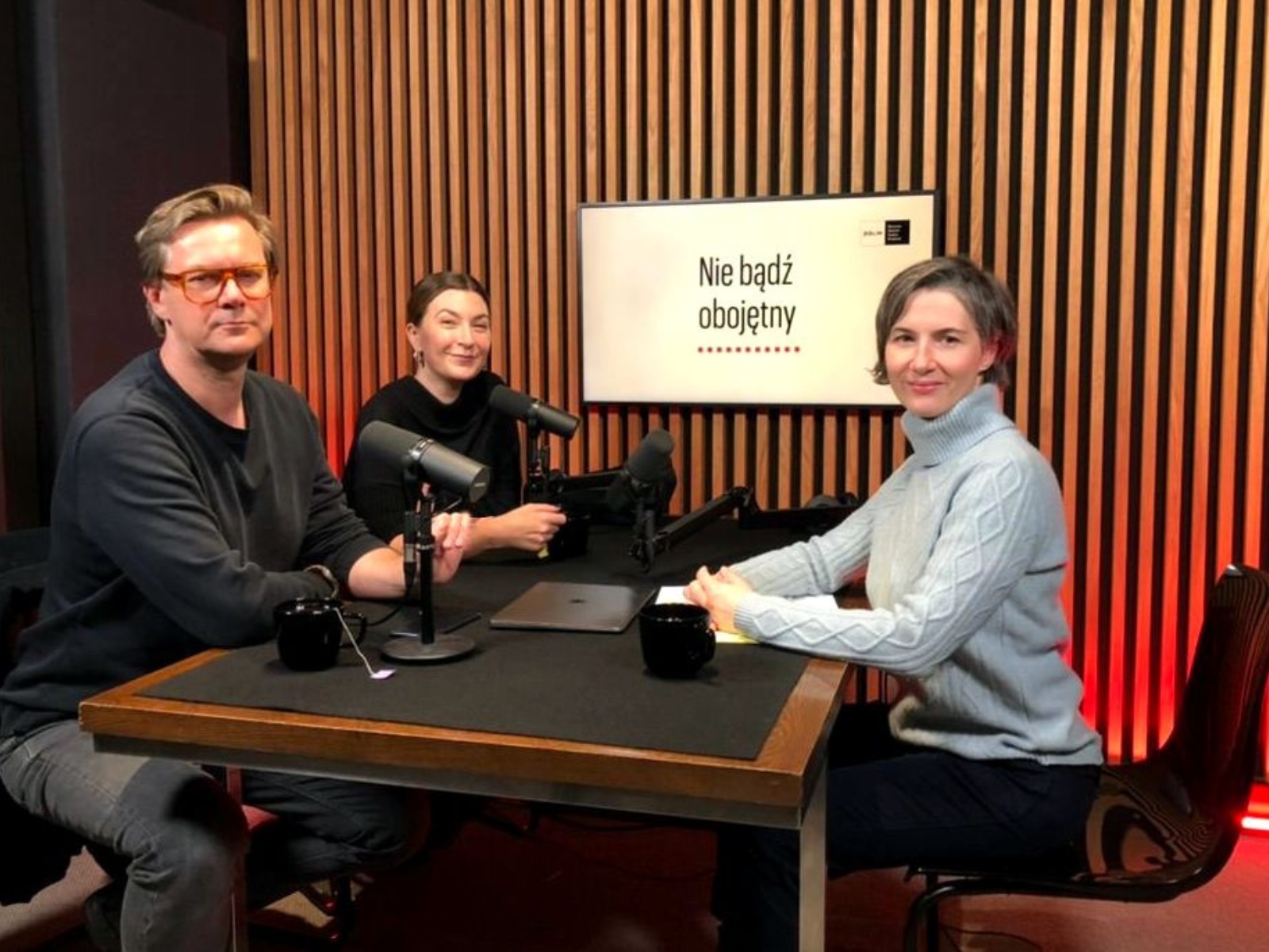 W studiu podcastowym siedzą Karolina Wigura, Katarzyna Kasia i Grzegorz Markowski.