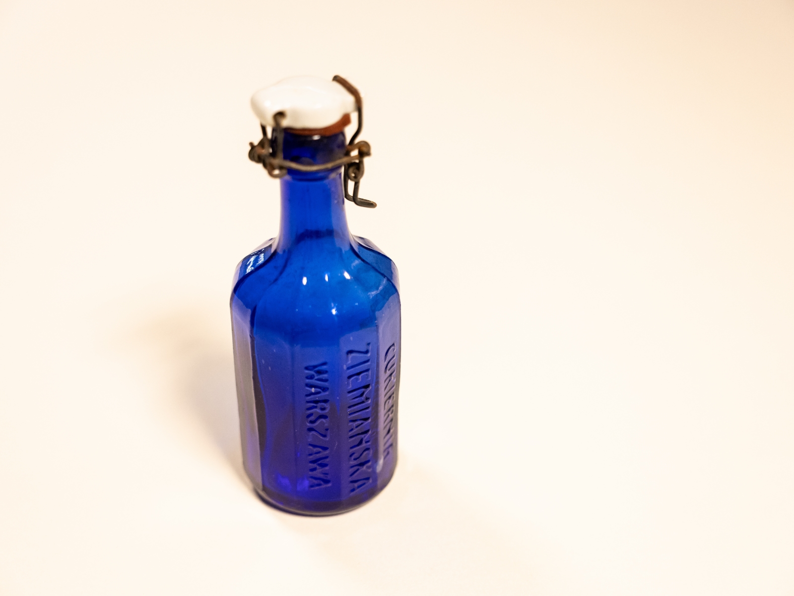 Niebieska butelka z napisem Ziemiańska stoi pionowo.