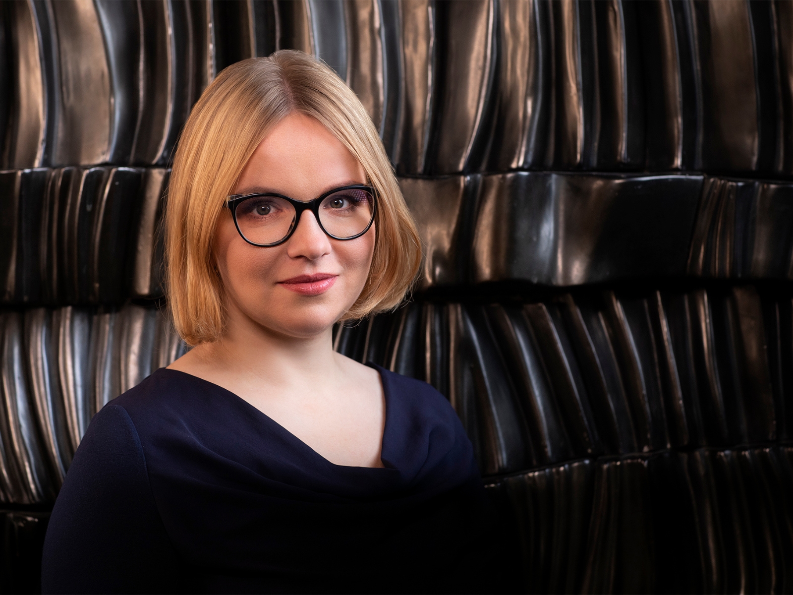 Maria Ferenc - blondynka w okularach o ciemnych oprawkach.