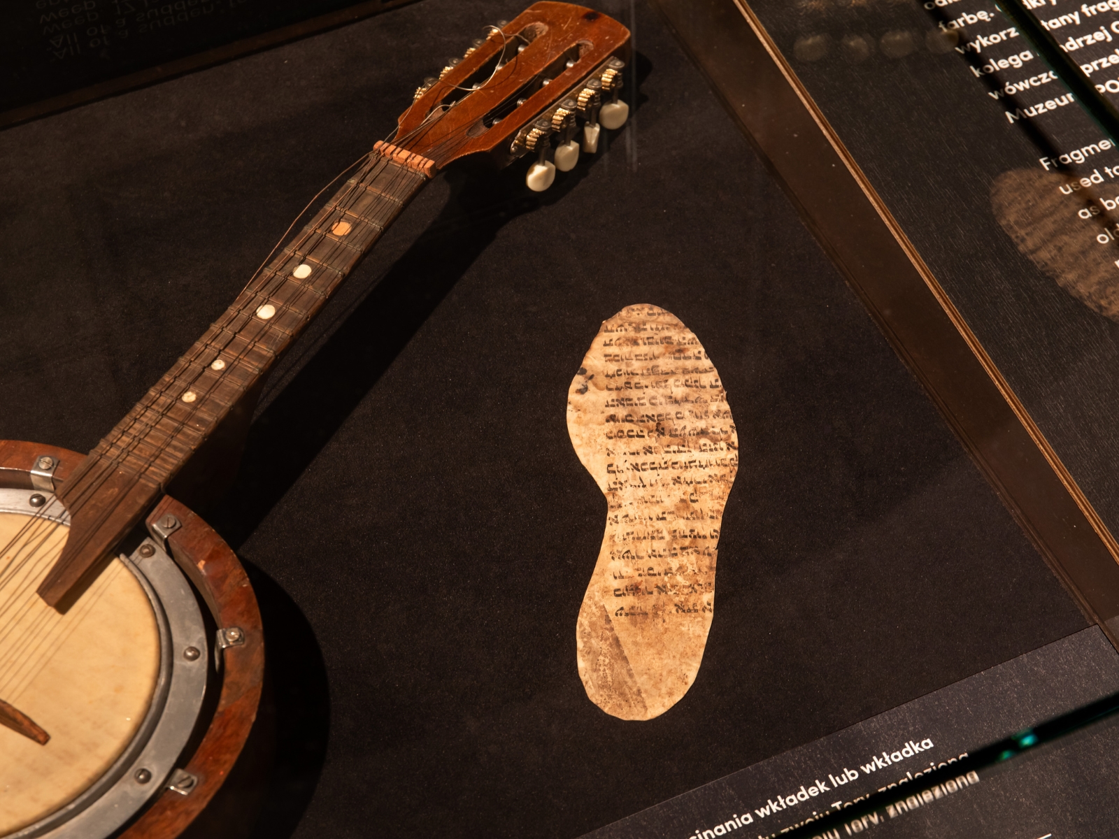 Gitara i szablon do wycinania wkładek lub wkładka z fragmentem Tory prezentowane na wystawie "1945. Nie koniec, nie początek".
