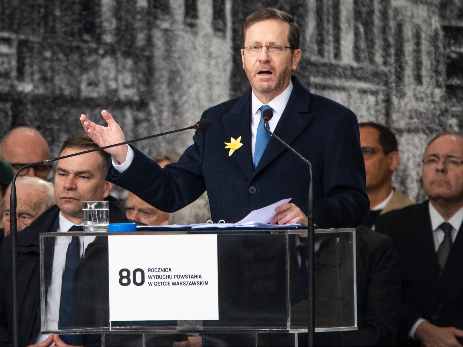 Jicchak Herzog stands at the rostrum during the 80th anniversary of the Warsaw Ghetto Uprising.