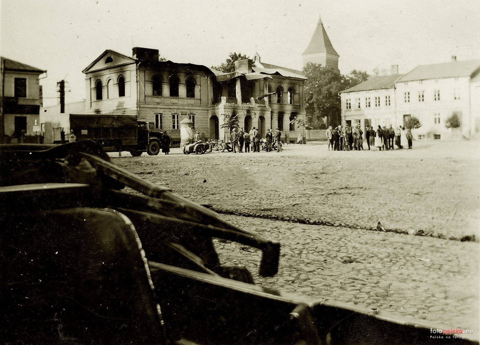 Ratusz warcki w czasie II wojny światowej. Zdjęcie archiwalne, czarno-białe.