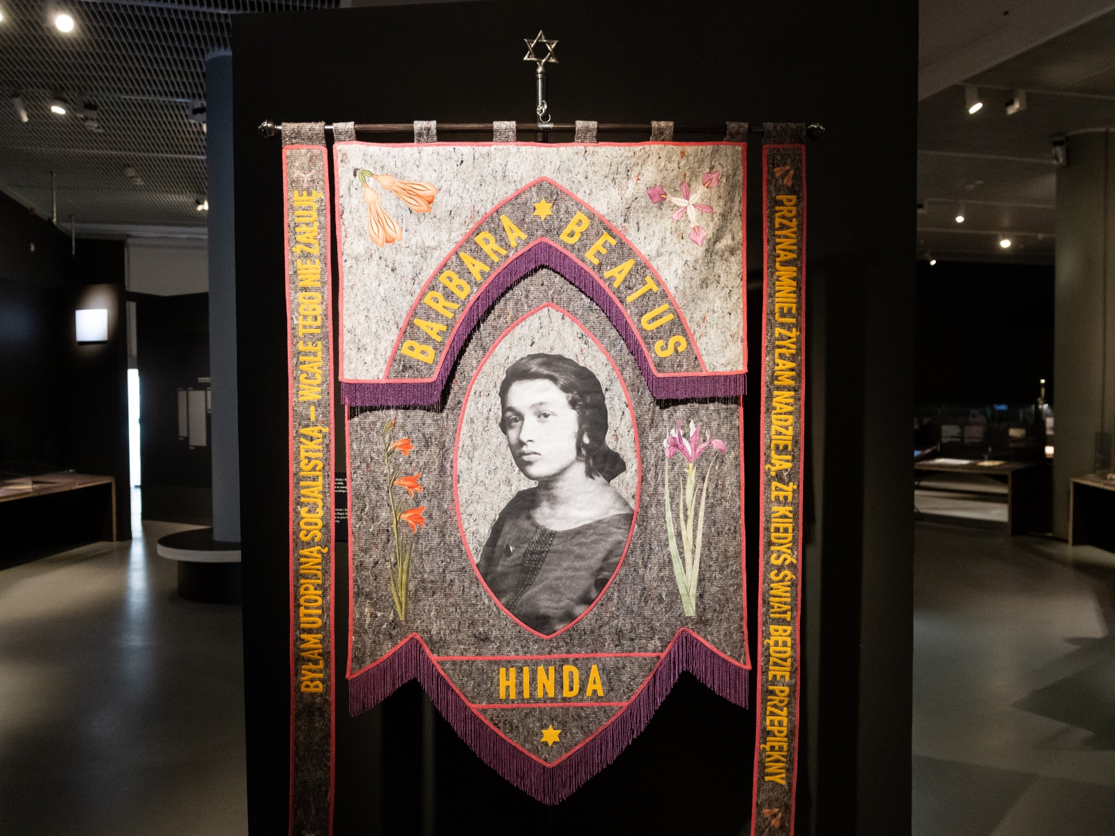 Praca Zuzanny Hertzberg - sztandar z podobizną Hindy Barbary Beatus.