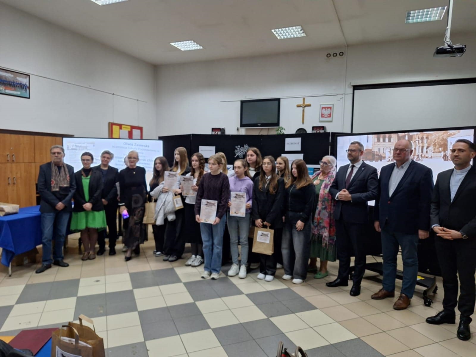 Laureatki i laureaci konkursu poświęcony ofiarom II wojny światowej – mieszkańcom Gminy Warta.