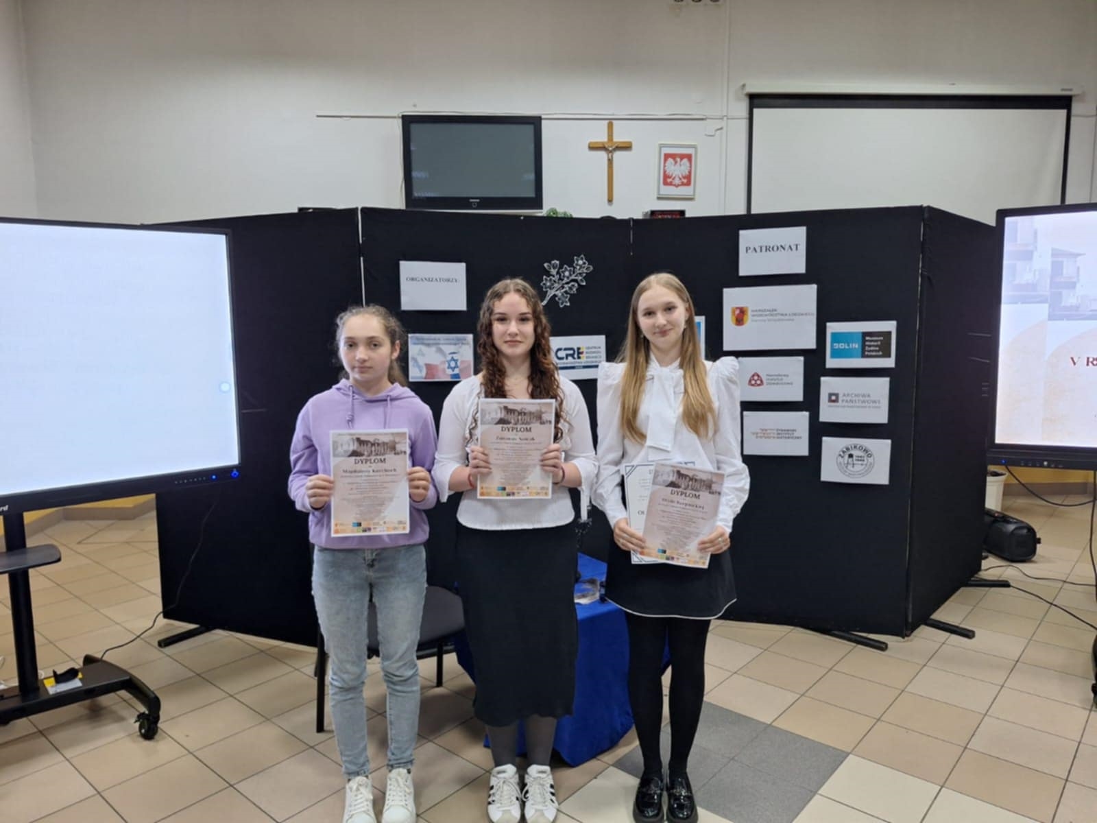 Laureatki V Regionalnego Konkursu im. Ireneusza Ślipka pt. "OPOWIEMY CI ICH HISTORIE…