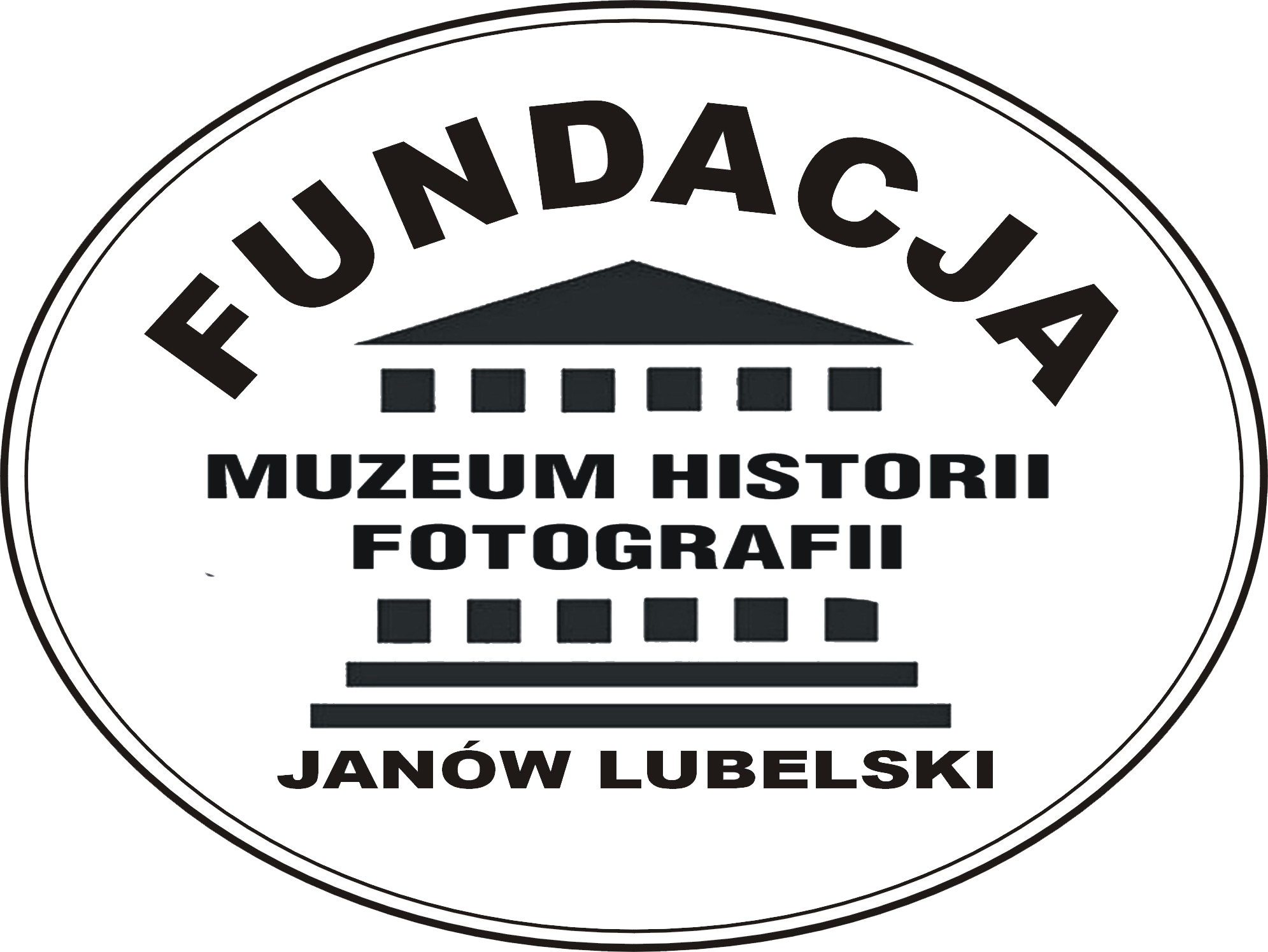 Logo Fundacji Muzeum Historii Fotografii. W okręgu piktogram przedstawiający budynek wraz z wymienioną już nazwą instytucji.
