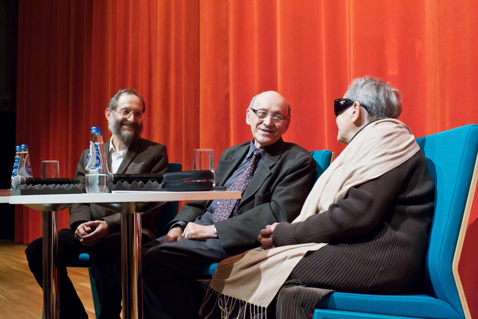 Trzy osoby prowadzą dyskusję podczas spotkania "Uwierzyć w muzeum" w 2013 r.