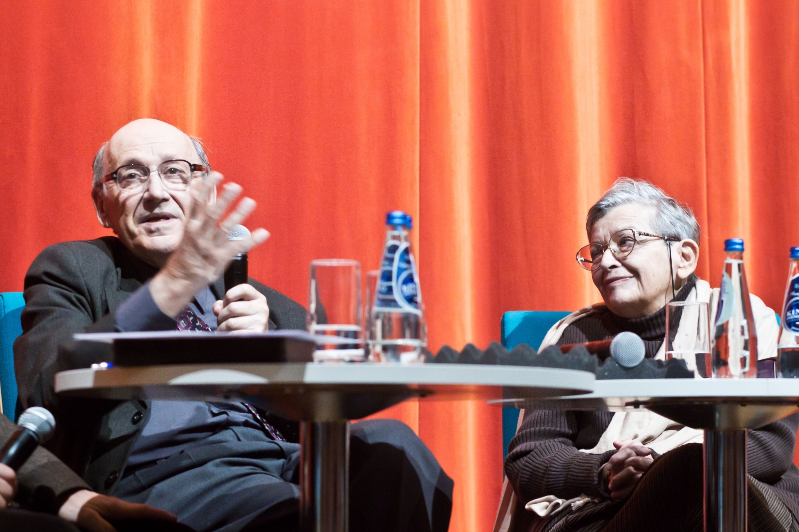 Prelegentka i prelegent siedzą przy stoliku i prowadzą dyskusję w ramach spotkania "Uwierzyć w muzeum" w 2013 r.