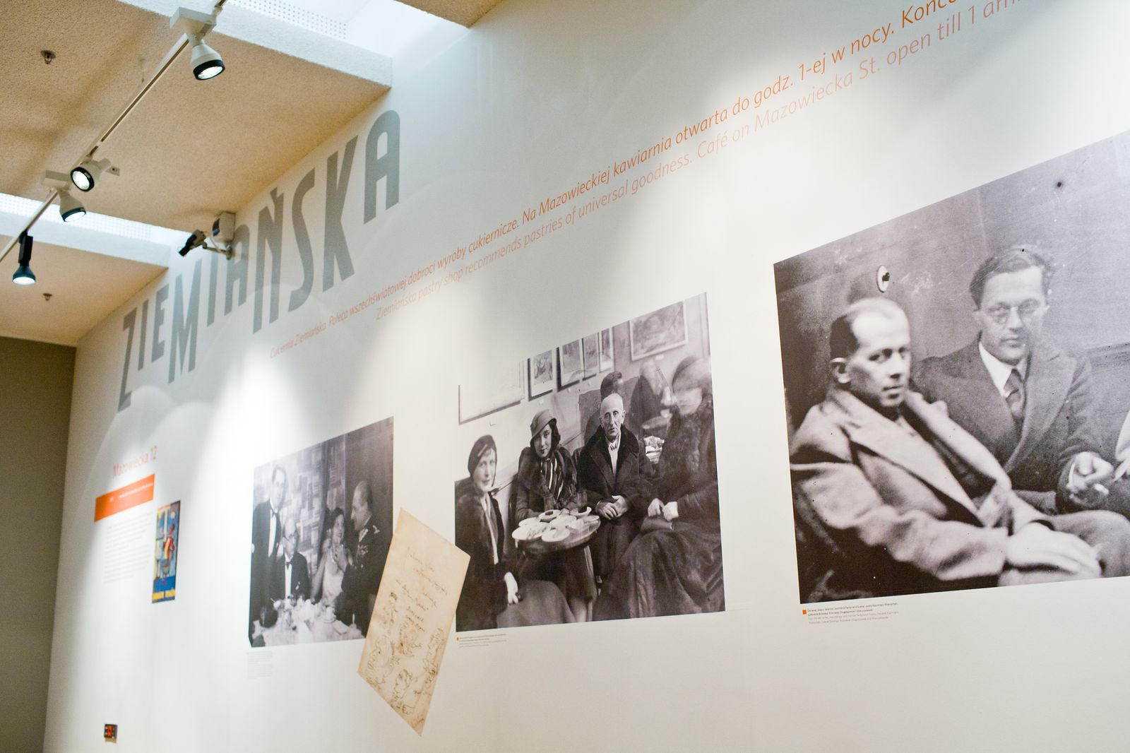 Zdjęcia na wystawie czasowej w Muzeum POLIN, we fragmencie poświęconym kawiarni "Ziemiańska"