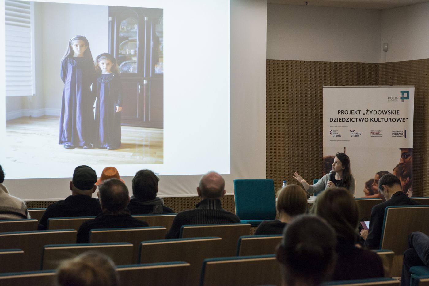 Finałowa prezentacja projektu rezydencyjnego – dr Iwona Kurz i Jasmine Bakalarz. 