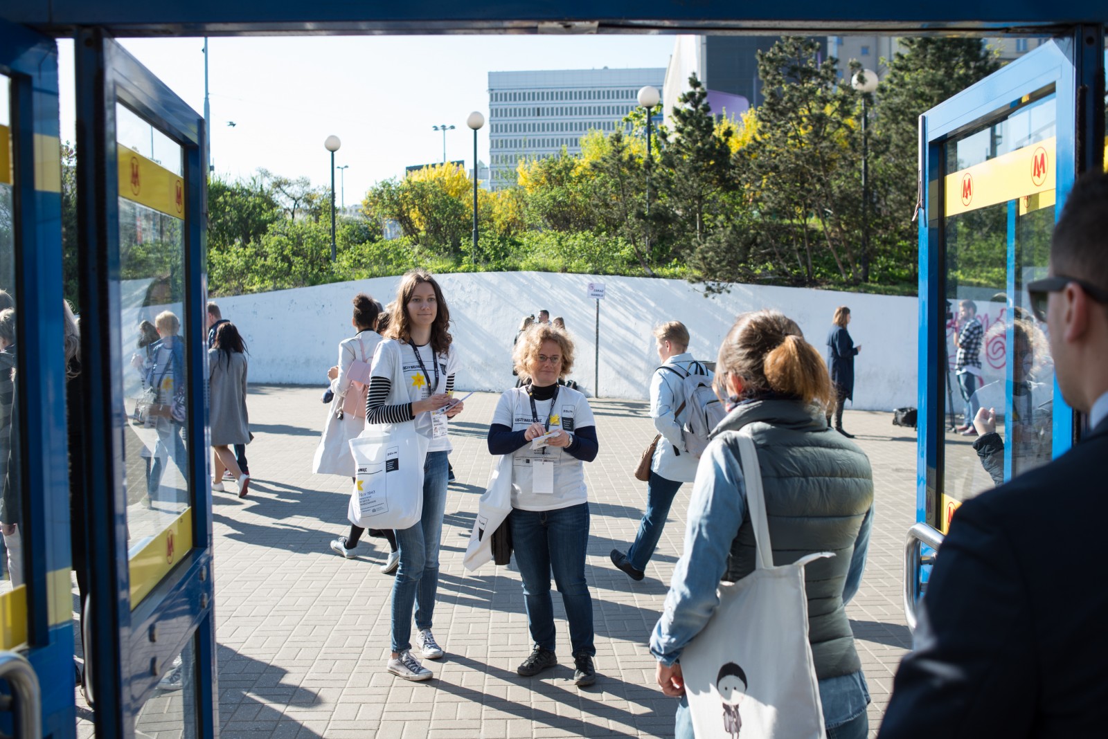 Wolontariusze akcji społeczno-edukacyjnej Żonkile 2018 przy stacji metra Centrum.
