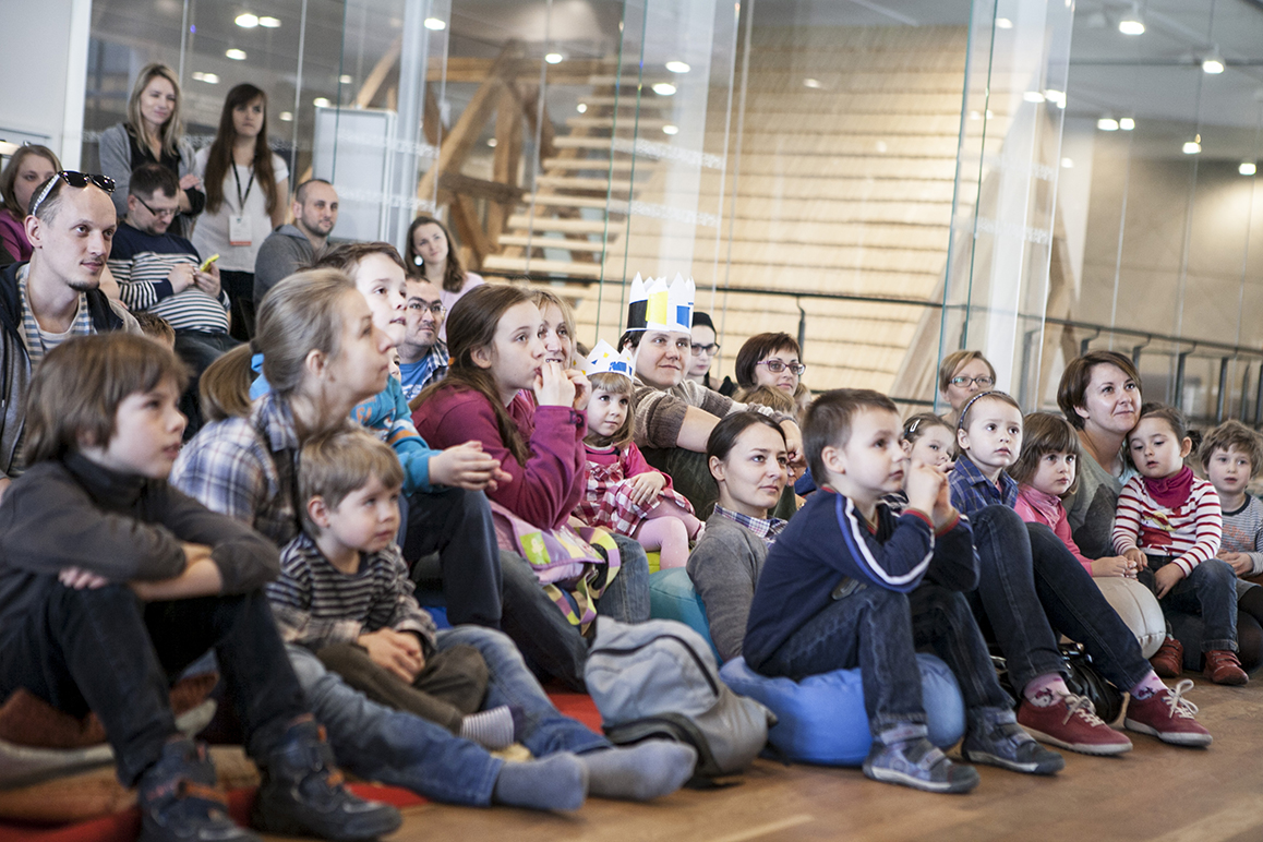 Dzieci siedzą na podłodze w Muzeum POLIN.