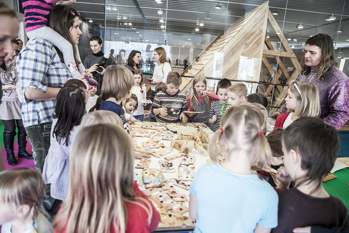 Dzieci pieką ciasteczka w Miejscu edukacji rodzinnej "U króla Maciusia".