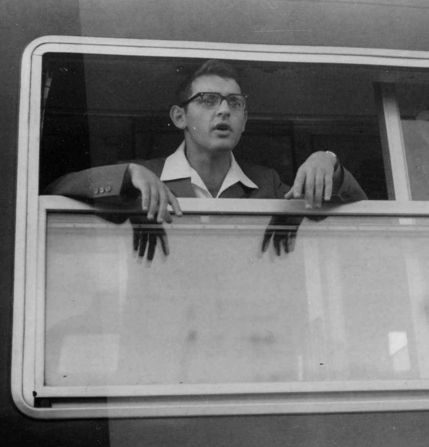 zdjęcie ilustracyjne - kadr filmu: mężczyzna wychyla się przez okno w pociągu