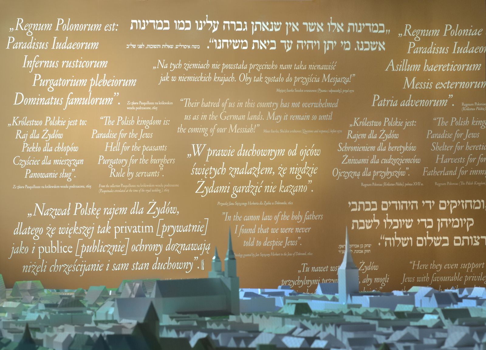 Napisy w języku polskim i hebrajskim na ścianie w jednej z galerii w Muzeum POLIN.