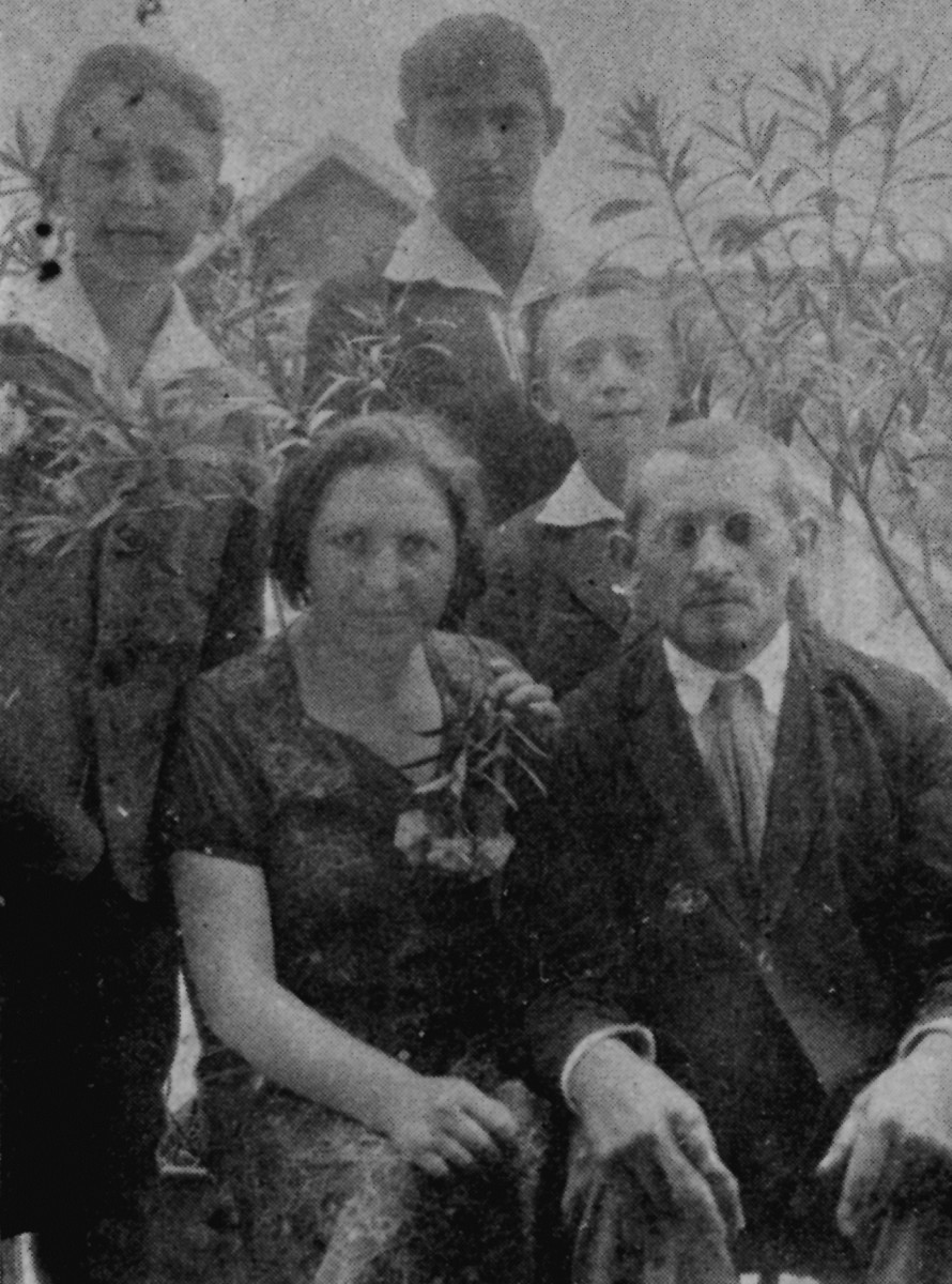 Zdjęcie rodzinne. Kobieta, mężczyzna i troje synów.