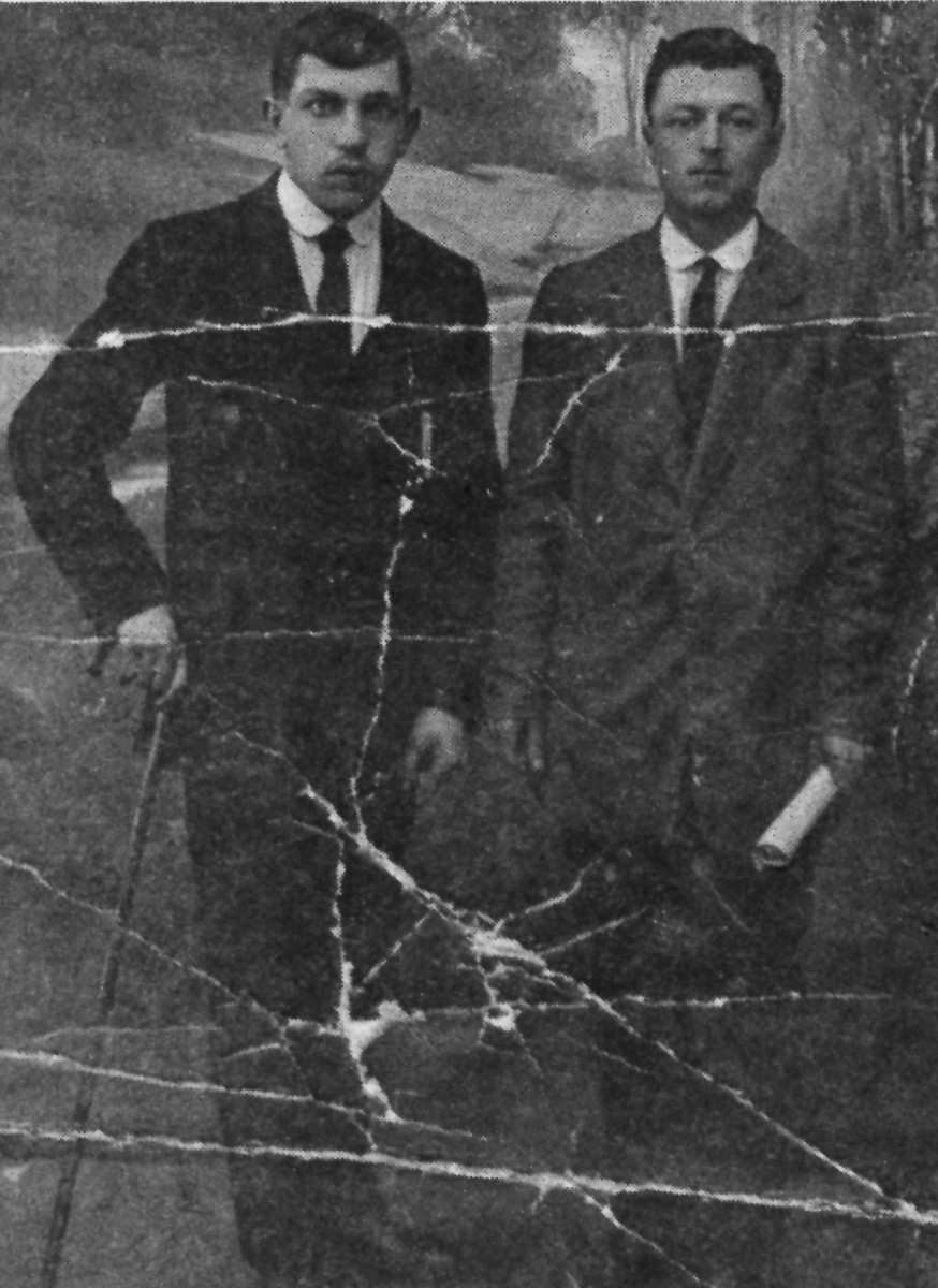 Czarno-biała fotografia przedstawia dwóch mężczyzn w garniturach.