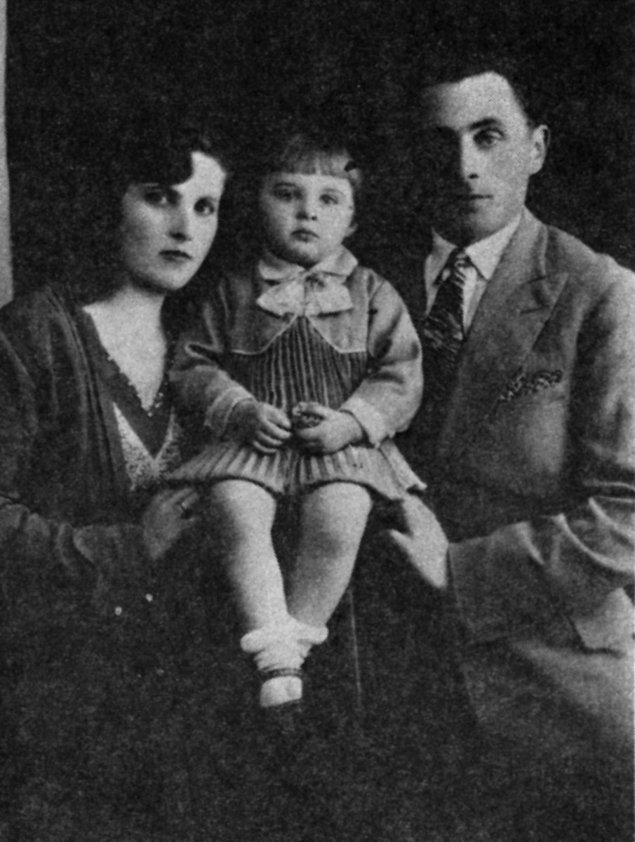 Fotografia rodzinna. Kobieta i mężczyzna trzymają dziecko.