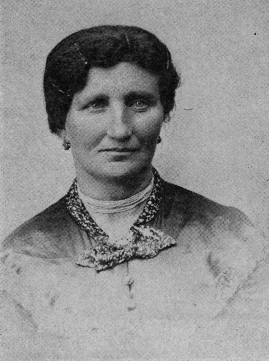 Czarno-biała fotografia brązowowłosej kobiety.