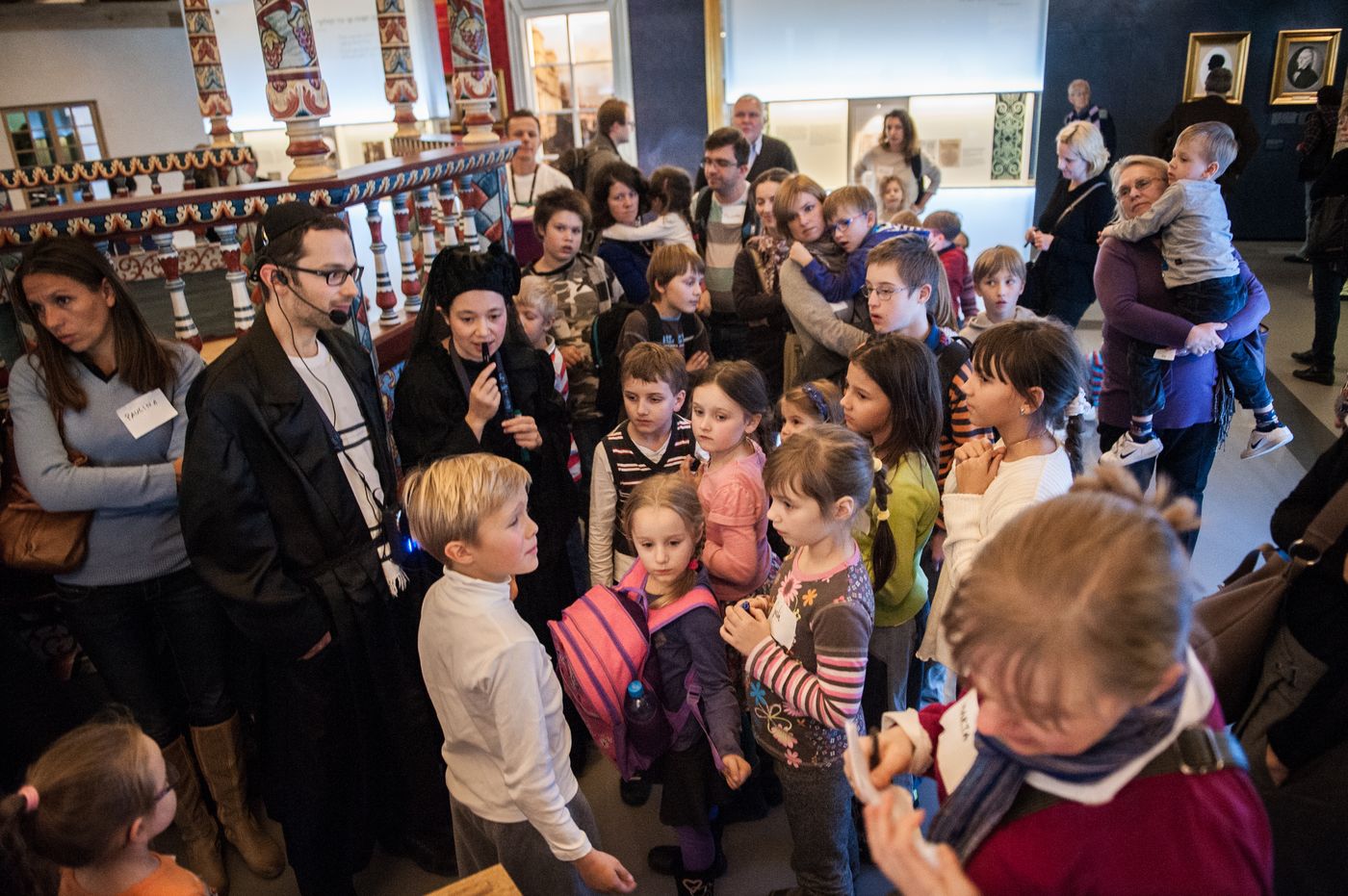 Grupa dzieci z opiekunami na wystawie stałej w Muzeum POLIN.